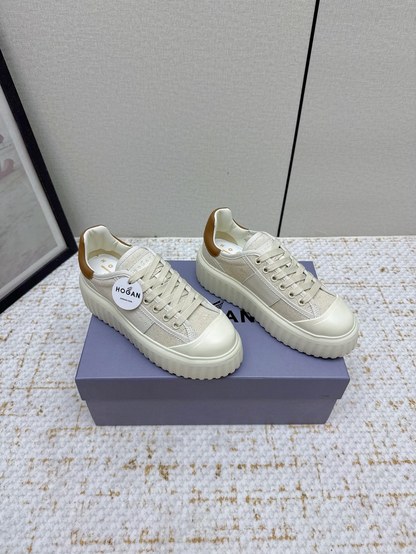 NO:444134,(High version) HOGAN/2025vs latest sports and casual hot series... [Sponge cake thick-soled rubber-toe casual shoes] Popular H color-blocking craftsmanship~ Casual sports shoes are exquisitely hand-made design incorporates military uniform elements, part-time practicality and personalized styling; diverse materials incorporate colorful creative inspiration, blending brand classics and trendy styles, illuminating casual daily life; equipped with memory foam inner sole cushioning design, light and comfortable, lightweight, comfortable and diverse styles~~~ Fabric custom original cowhide custom original sheepskin foot pad custom original injection molding pad Large sole original mold foam molding sole (bottom thickness 5.5cm) Size couple 35-44 Packaging original full set of packaging, casual shoes/sports shoes, sneakers, cowhide, sheepskin19860909（高版本） HOGAN/2025vs最新运动休闲爆款系列……【松糕厚底胶头休闲鞋】 流行 H拼色工艺~休闲运动鞋履精湛手工设计融入军装元素,兼职实用与个性造型感;多元材质融入缤纷创作灵感,调和品牌经典与潮流格调,点亮休闲日常;搭载记忆泡沫内底缓震设计,轻盈舒适,焕呈轻巧,舒适多元化风格穿搭~~~ 面料定制原版牛皮 内里定制原版羊皮 垫脚定制原版注塑成型垫 大底原版开模发泡成型底（底厚5.5cm) 码数情侣35-44 包装原版全套包装,休闲鞋/运动鞋,sneakers,cowhide,sheepskin,Women's Shoes