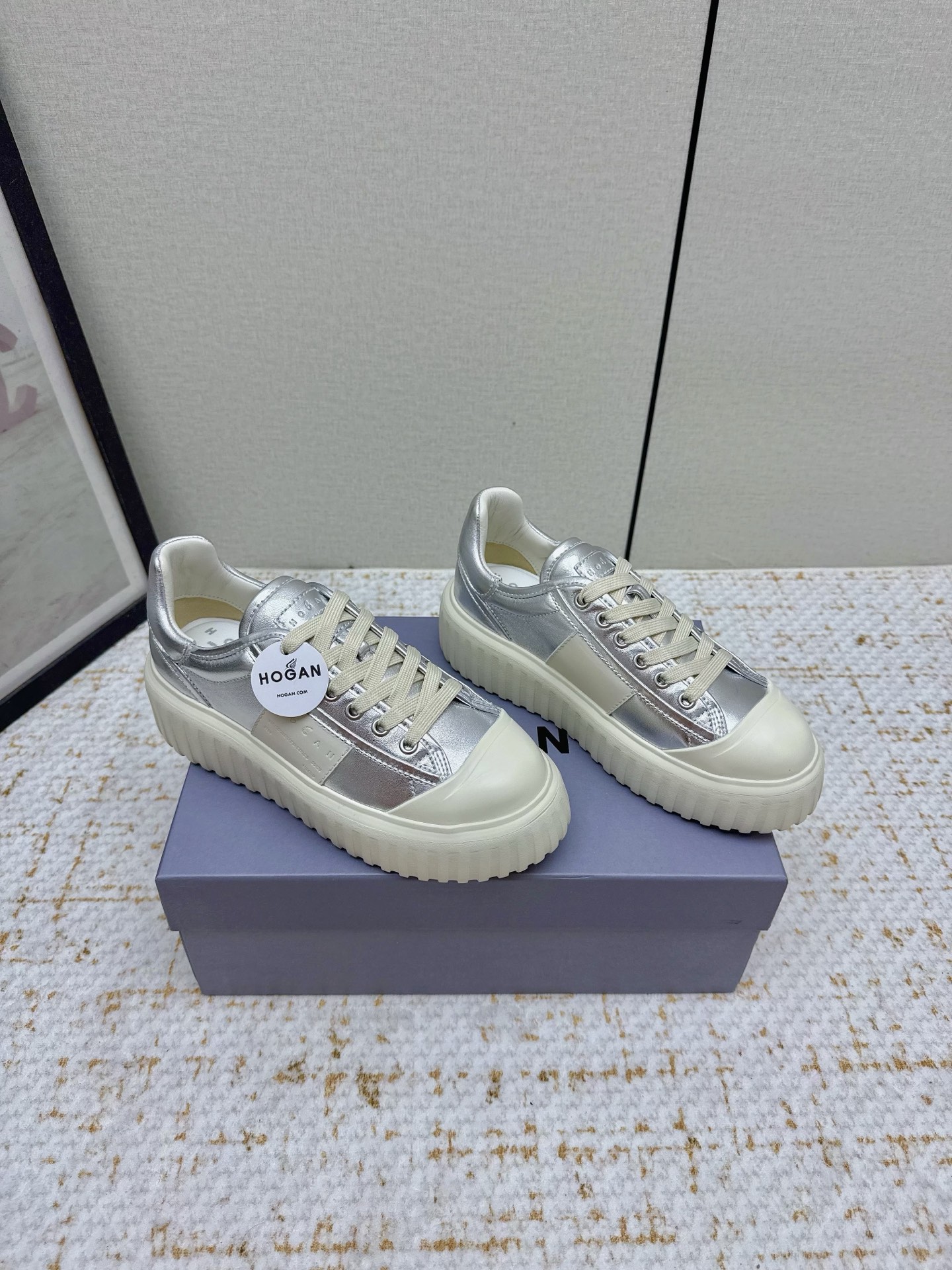 NO:444141,Women and men (high version) HOGAN/2025vs latest sports and casual hot series... [Sponge cake thick-soled rubber-toe casual shoes] Popular H color-blocking craftsmanship~ Casual sports shoes are exquisitely hand-made design incorporates military uniform elements, part-time practicality and personalized styling; diverse materials incorporate colorful creative inspiration, blending brand classics and trendy styles, illuminating casual daily life; equipped with memory foam inner sole cushioning design, light and comfortable, lightweight, comfortable and diverse styles~~~ Customized fabric original cowhide inner sheepskin foot pad custom original injection molding pad Large sole original mold foam molding sole (bottom thickness 5.5cm) Size couple 35-44 Packaging original full set of packaging, casual shoes/sports shoes, sneakers, cowhide, sheepskin19860909女男（高版本） HOGAN/2025vs最新运动休闲爆款系列……【松糕厚底胶头休闲鞋】 流行 H拼色工艺~休闲运动鞋履精湛手工设计融入军装元素,兼职实用与个性造型感;多元材质融入缤纷创作灵感,调和品牌经典与潮流格调,点亮休闲日常;搭载记忆泡沫内底缓震设计,轻盈舒适,焕呈轻巧,舒适多元化风格穿搭~~~ 面料定制原版牛皮 内里定制原版羊皮 垫脚定制原版注塑成型垫 大底原版开模发泡成型底（底厚5.5cm) 码数情侣35-44 包装原版全套包装,休闲鞋/运动鞋,sneakers,cowhide,sheepskin,Women's Shoes