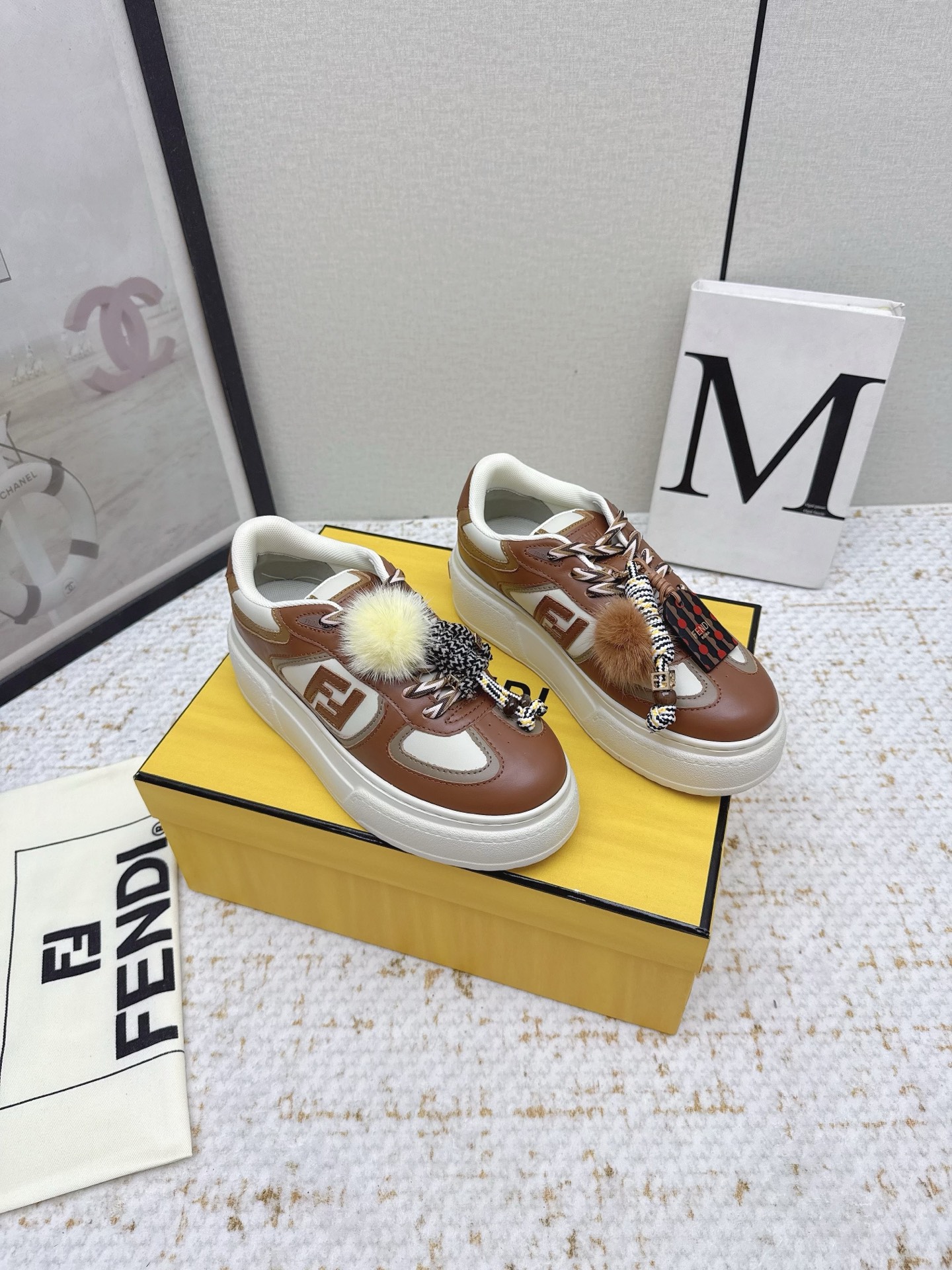 Fendi Match Sneakers met Accessoires - Luxe Damesschoenen met Dikke Zool