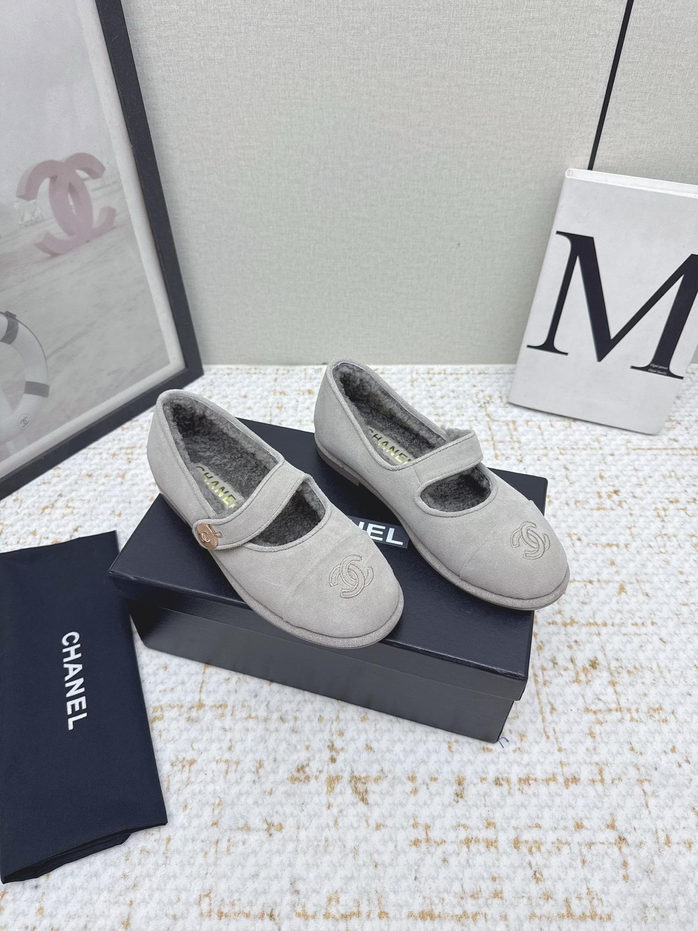 NO:459773,(High version) | Xiaoxiang 25 2025 Autumn and Winter New Product Classic Model Xiaoxiang double C-buckle Mary Zhen fur shoes series is available. The most outstanding person in the BS fashion circle. The matching will interpret the meticulous, minimalist, and never faded classic elements. Show the unique style of dressing so beautiful that there is nothing to say. A must-have for summer... ━━━━━━━━━━━━━━━━━━━━━━━━━━━━━━━━━━━━━━━━━━━━━━━━━━━━━━━━━━━━━━━━━━━━━━━━━━━━━━━━━━━━━━━━━Original high custom sheep zipper imported inside wool outsole original Italian leather sole high flat sole shoe size: 35-39 (40.41. Customized non-return and exchange), fur shoes, mary jane, sheep, Leather soles19860909（高版本）   | 小香 25 2025 秋冬新品 经典款 小香双C扣玛丽珍毛毛鞋系列上新 BS时尚圈的绝绝子 搭配将演绎着细致 极简 永不褪去的经典元素 展现与众不同的穿搭风格美到无话可说 夏季必入款…… ━━━━━ t ━━━━━ 鞋面原版高定制羊猄 内里进口羊毛 大底原版意大利真皮大底 底高平底 鞋码: 35-39（40.41.定制不退换）,毛毛鞋单鞋,mary jane,sheep,Leather soles,Women's Shoes