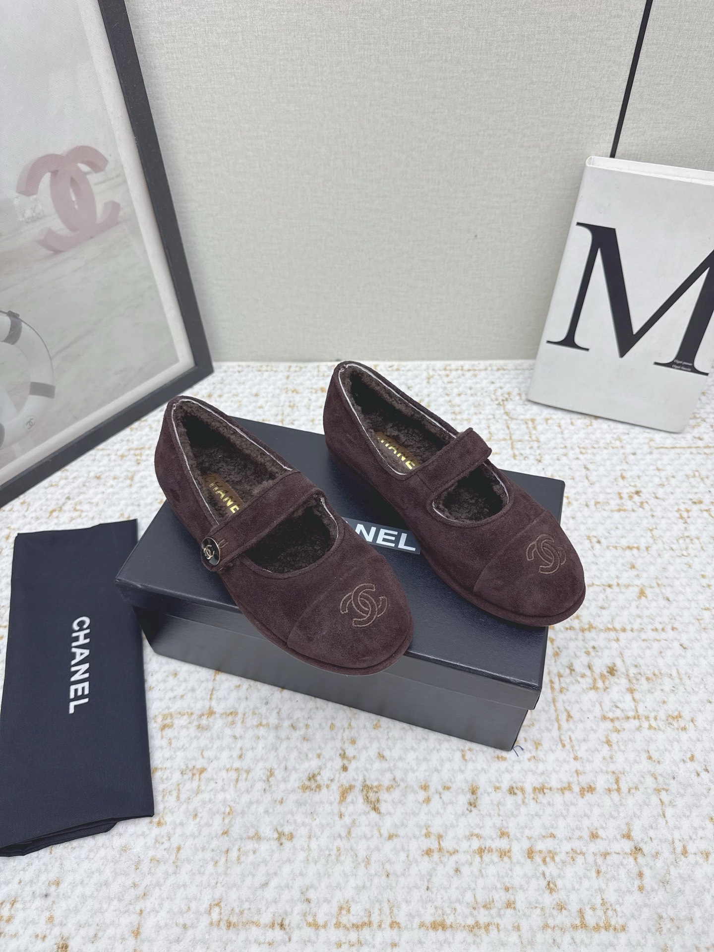 NO:459778,(High version) | Xiaoxiang 25 2025 Autumn and Winter New Product Classic Model Xiaoxiang double C-button Mary Zhen fur shoes series is available. The most outstanding person in the BS fashion circle. The matching will interpret the meticulous, minimalist, and never faded classic elements. Show the unique style of dressing so beautiful that there is nothing to say. A must-have for summer... ━━━━━━━━━━━━━━━━━━━━━━━━━━━━━━━━━━━━━━━━━━━━━━━━━━━━━━━━━━━━━━━━━━━━━━━━━━━━━━━━━━━━━━━━━━━━━━━━━━━━━━━━━━━━━━━━━━━━━━━━━━━━━━━━━━━━━━━━━�19860909（高版本）   | 小香 25 2025 秋冬新品 经典款 小香双C扣玛丽珍毛毛鞋系列上新 BS时尚圈的绝绝子 搭配将演绎着细致 极简 永不褪去的经典元素 展现与众不同的穿搭风格美到无话可说 夏季必入款…… ━━━━━ t ━━━━━ 鞋面原版高定制羊猄 内里进口羊毛 大底原版意大利真皮大底 底高平底 鞋码: 35-39（40.41.定制不退换,毛毛鞋单鞋,mary jane,sheep,Leather soles,Women's Shoes