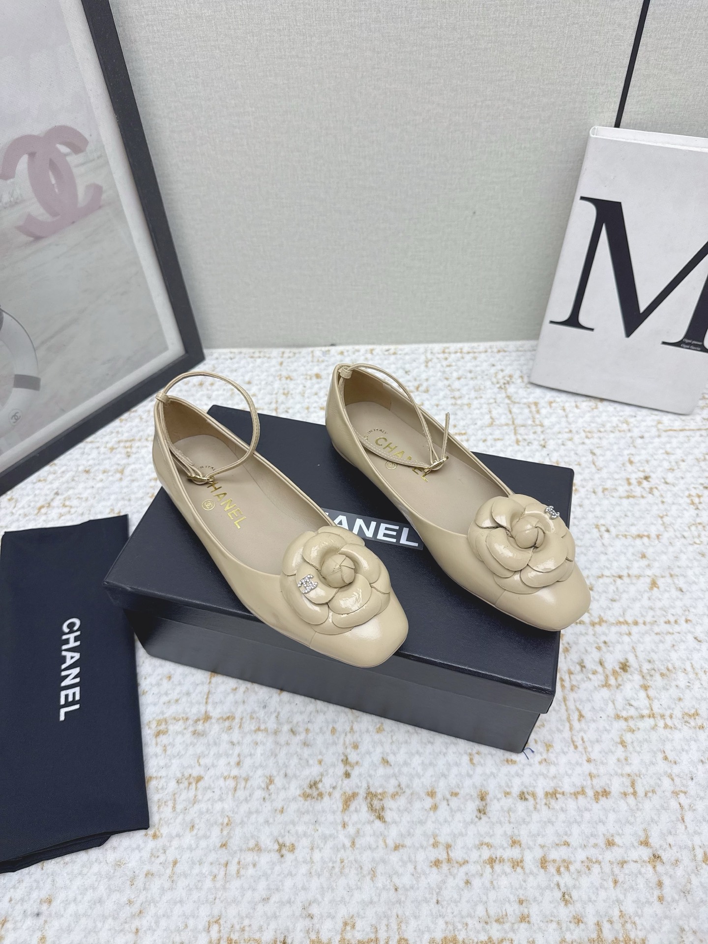 NO:459767,(High-up version) Camellia series flat fairy ballet shoes Mary Jane single shoes This season's camellia series is really beautiful. The family's usual elegant and famous temperament is full of high-end feeling!  It’s not nice to wear barefoot, whether it’s barefoot or paired with skirts or trousers, it’s very versatile!  Invincible beauty!  A particularly fairy must have charm, which can control purity, elegance and nobility to the death, and integrate the girlish spirit and the noble rhyme to the point, and have an irreplaceable territory!  Imported wrinkled cowhide fabric, imported breathable sheepskin in the inner lining, imported sole, imported genuine leather sole, size 35-39 (34.40.41 size custom made without return or replacement), single shoes, mary jane, skirts, cowhide, sheepskin, Leather soles19860909（高版本）  山茶花系列平底仙女芭蕾舞鞋 玛丽珍单鞋 这一季山茶花系列真的超美 家一贯的优雅名媛气质 高级感十足！上脚非nice~ 不管光脚穿或搭配裙装、裤装、都非常百搭！无敌美！特别仙,必然有的魅力,把纯净,优雅,贵气拿捏得死死的,将少女气与贵妇韵也融合得妥妥的,自有一方无可替代的领地！ 面料进口皱牛皮 内里进口透气羊皮 大底进口真皮大底 码数35-39（34.40.41码定做不退不换）,单鞋,mary jane,skirts,cowhide,sheepskin,Leather soles,Women's Shoes