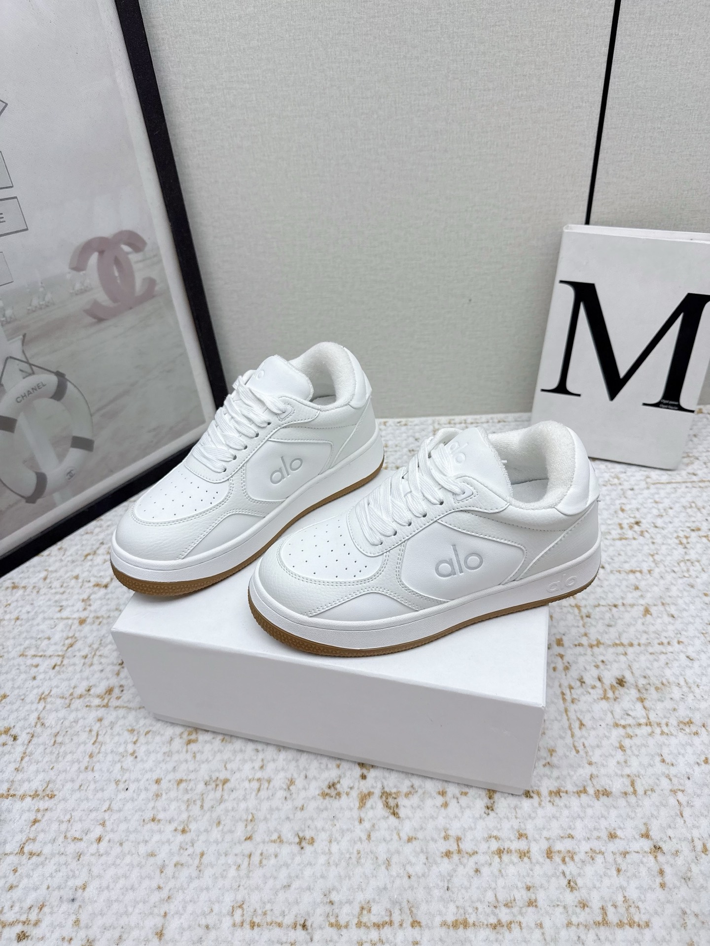 ALO 26SS: White Leather Sneakers for Women - Comfortable & Stylish 4 i1755664732945 4026 0 2