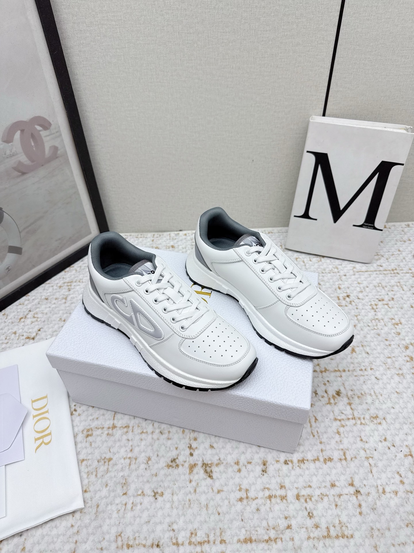 NO:459747,Women and men 10 (high version) Latest Dior series Couple style Thick sole Casual sports shoes Original purchase and development Made this Runn sports shoes are a new product in the fall 2025 series. Reinterpret the sports style with elegant and fashionable shapes The upper is carefully crafted with white mesh fabric. The laces and heels are decorated with Cistian Paris logo. The exquisite two-color sole is light and soft. It can add a high order temperament to all kinds of casual styles. Delivery exquisite packaging. Fabric: Original custom imported toe layer cowhide Inner: Imported soft sheepskin Sole: Original open mold-proof rubber material Thick sole 4CM Size35-45 (female 40.41. men 45 custom, casual shoes/sports shoes, dior, sneakers, cowhide, sheepskin19860909女男10（高版本） 最新Dior系列 情侣款 厚底 休闲 运动鞋 原版购入开发 做货 这款 Runn 运动鞋是二零二五秋季系列新品 以优雅时尚的造型重新演绎运动风格 鞋面采用白色网眼织物精心制作 鞋带和鞋跟饰以 Cistian Paris 标志 精致的双色鞋底轻盈柔软 可为各式休闲造型增添高订气质 配送精美包装 面料 : 原版定制进口头层牛皮 内里 : 进口柔软羊皮里 鞋底 : 原版开模防滑橡胶材质 底厚 4CM Size35-45（女40.41.男45定,休闲鞋/运动鞋,dior,sneakers,cowhide,sheepskin,Women's Shoes