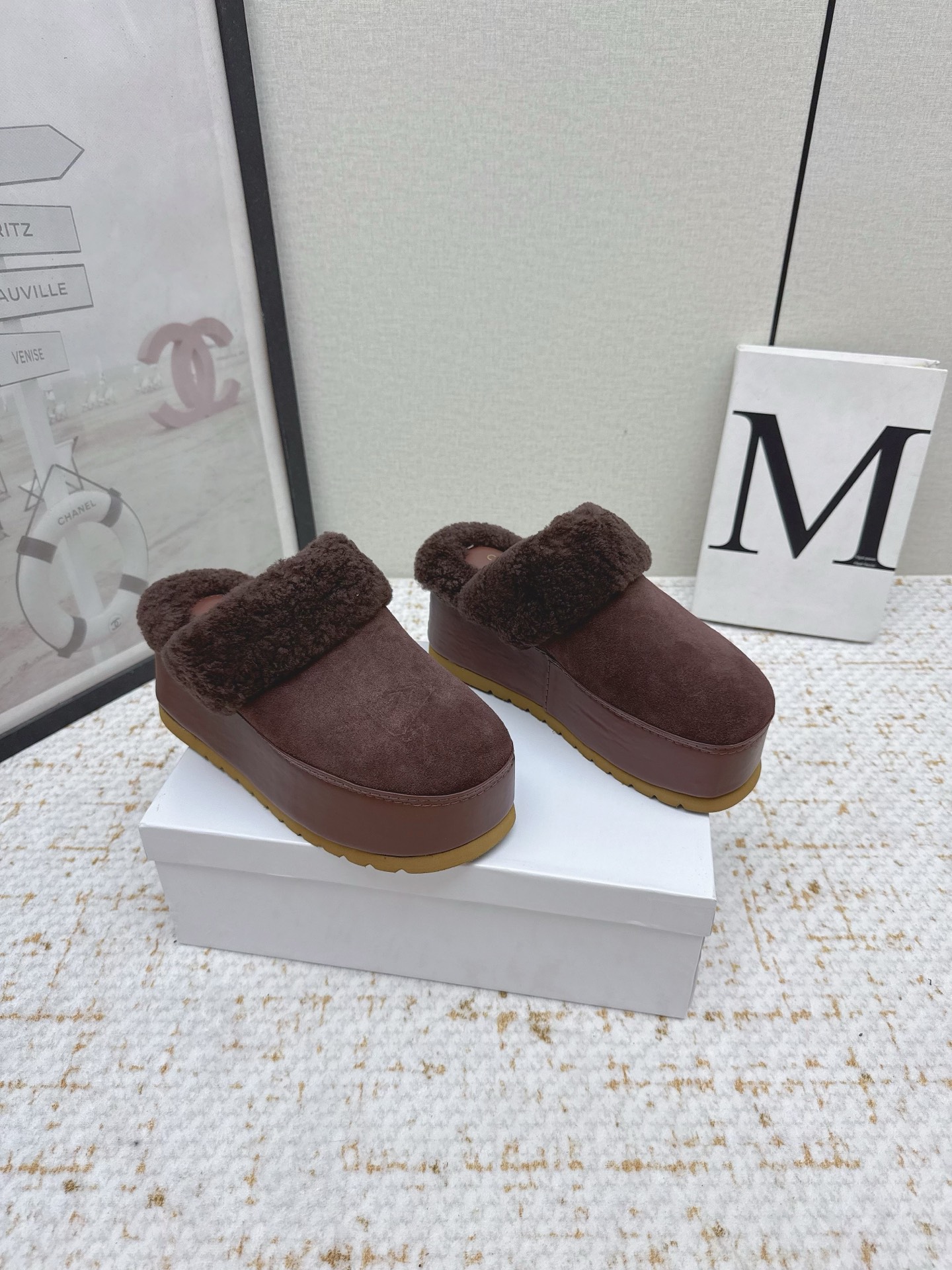 NO:485679,(High version) Celine / Celine 25WF new autumn and winter products thick-soled fur semi-drag. Silin's shoes are simply a perfect combination of fashion and comfort. Wearing them, it feels like being in the romantic streets of Paris in one second. The thick-soled design is a blessing for small girls. It quietly increases height and gives you a sense of long legs. It is easy to walk without tiring your feet. Even if you walk for a long time, there is no pressure. It is very warm, just like wearing a warm nest on your feet. The fabric is made of original custom-made cow back velvet. The inner foot pads are all lamb fur. The original open mold custom water table bottom sheet size35-39 (customized by 40/41), semi-drag fur shoes, celine19860909（高版本） Celine /塞琳25WF秋冬新品厚底毛毛半拖毛拖 思琳这双鞋简直是时髦与舒适的完美结合 穿上它 仿佛一秒置身于浪漫的巴黎街头. 厚底设计堪称小个子女生的福音 悄悄增高 让你瞬间拥有大长腿既视感 走起路来轻松不累脚 即使长时间行走也毫无压力. 保暖性十足 就像把温暖的小窝穿在了脚上. 面料采用原版定制牛反绒 内里垫脚均为羊羔毛 原版开模定制水台底片 size35-39（40/41定制）,半拖毛毛鞋,celine,Women's Shoes