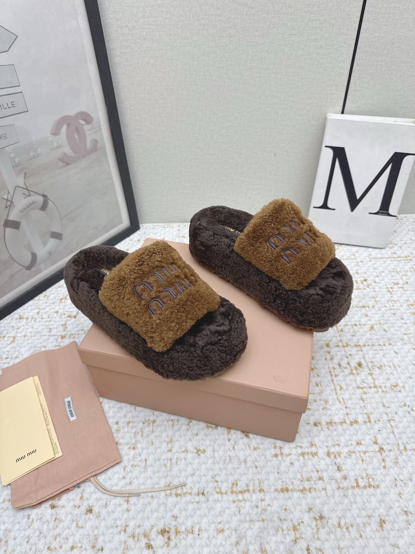 NO:485672,(High version) Miu Miu/Mu Miu 25WF new autumn letters thick-soled hair drag. The cold wind season. The fashionable winter love. A pair of warm and eye-catching hair drag has become a weapon for the street. This pair of hair drag is definitely a fashion item that cannot be missed this year. The whole pair of shoes is wrapped in soft lamb fur. It is skin-friendly and warm. The iconic Miu Miu letters on the upper instantly raise the recognition. Stand out among the many hair drags. Classic and playful, and easily demonstrate your unique taste. The thick-soled design is simply a blessing for a small person. It quietly hides the trick of increasing height. It becomes long legs in seconds. The thick-soled sole is light and elastic. You won’t feel tired even if you walk for a long time. It is okay to go shopping all day. Combine fashion, warmth and comfort perfectly to make you beautiful and unfreezing in this winter. Get it now  Start your winter fashion journey!  size35-41 (customized by 40/41), fur shoes and slippers, miumiu, slippers19860909（高版本） Miu Miu/缪缪25WF秋季新品字母厚底毛拖 寒风瑟瑟的季节 时髦精的冬日挚爱 一双温暖又吸睛的毛拖成了出街利器 这双毛拖绝对是今年不能错过的时尚单品. 整双鞋被软糯的羊羔毛包裹 亲肤又保暖 鞋面上标志性的Miu Miu字母点缀 瞬间拉高辨识度 在一众毛拖里脱颖而出 经典又不失俏皮 轻松彰显你的独特品味. 厚底设计简直是小个子的福音 悄悄藏着增高小心机 穿上秒变大长腿 厚底的鞋底材质轻盈 弹性十足 即使长时间行走也不会觉得累 逛街一整天都没问题. 把时尚、温暖、舒适完美融合 让你在这个冬天 美丽不冻人 赶紧入手 开启你的冬日时尚之旅吧！ size35-41（40/41定制）,毛毛鞋拖鞋,miumiu,slippers,Women's Shoes