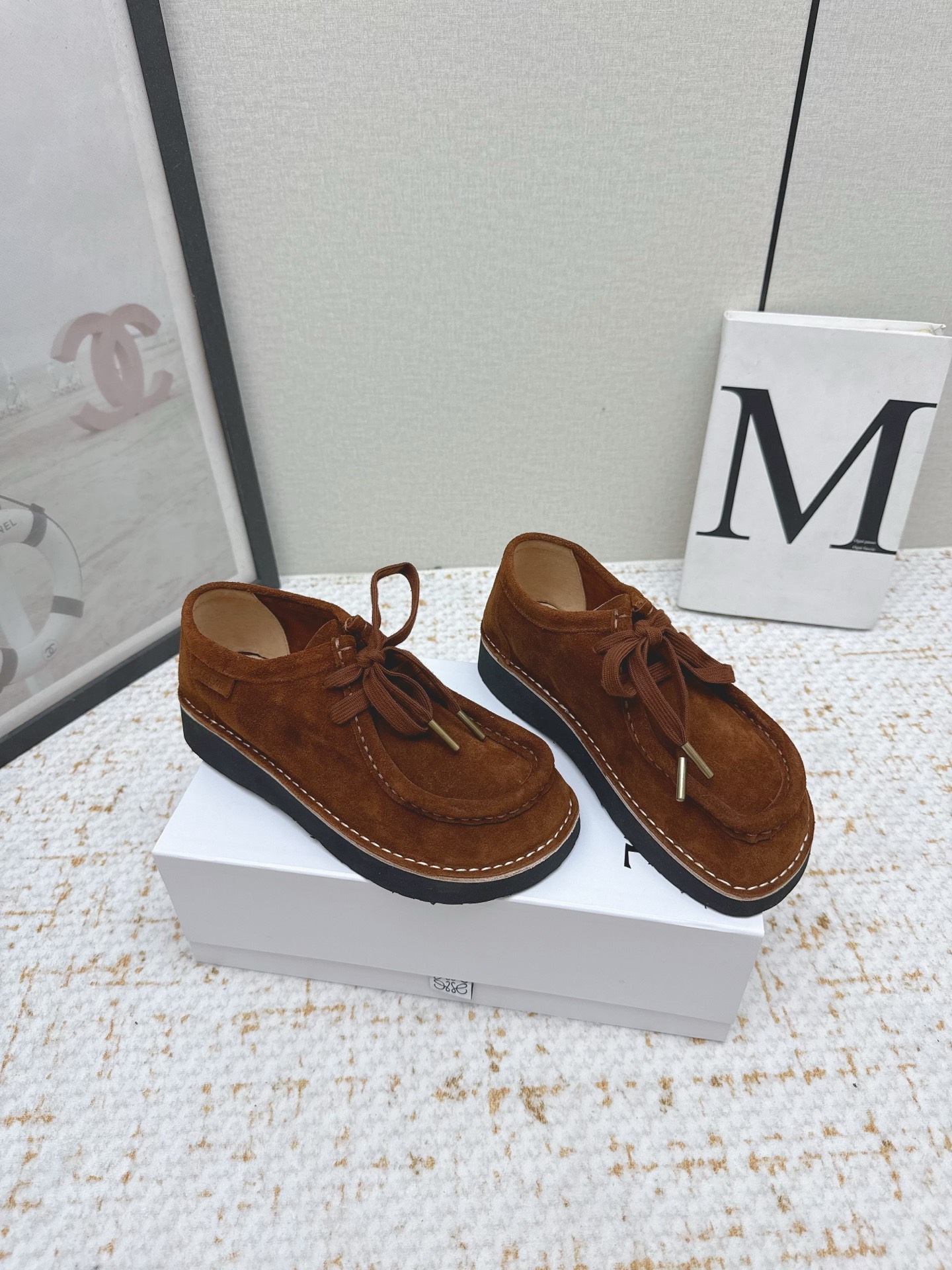 NO:485666,(High version) L*OEWE Luo* Yiwei 25vs Autumn latest king-explosive casual series... [Couple thick-soled casual shoes] Yang Mi's simple loafer shoes big-toe casual shoes round-toe single shoes without any complicated decoration, pure and minimalist, comfortable and retro literary temperament, worth buying. No matter how fashion changes, loafers have always been one of our must-haves. The simple and scheming shoe design is very suitable for daily outfits with a British tone!  Fabric: Original custom beef lining inner lining: Original custom sheepskin foot pad: Original custom sheepskin Outsole: Original mold foam combination sole Size: 35-44 (female 40.41. male 38.45 customized) Packaging: Original full set of packaging, loafers, loafers, sheepskin19860909（高版本）  L*OEWE罗*意威25vs秋季最新王炸爆款休闲系列……【情侣厚底休闲鞋】 杨幂同款简约乐福鞋大头休闲鞋圆头单鞋 没有任何繁杂装饰,纯粹极简,舒服又不失复古文艺气质,值得入手 无论时尚怎么变,乐福鞋一直是咱们的必入款之一 简约而又有心机的鞋款设计,非常适合日常穿搭有点英伦风的调性！ 面料:原版定制牛猄 内里:原版定制羊皮 垫脚:原版定制羊皮 大底:原版开模发泡组合大底 码数:35-44（女40.41.男38.45定制） 包装:原版全套包装,乐福鞋,loafers,sheepskin,Women's Shoes