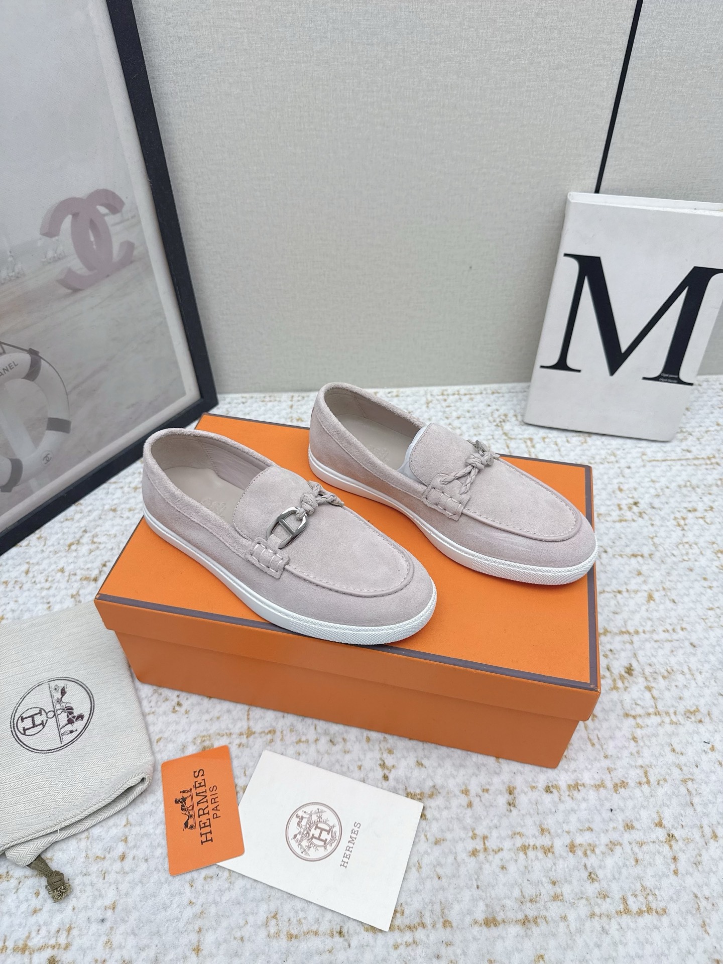 NO:493797,Women and men (high version) Hermes# Lgnacio series couples loafers casual sports shoes Original purchase and development Made this calfskin loafers, decorated with leather braids and 'Chaine d'Ancre' shoe buckles Fashion nautical style loafers, ideal for land and seashore Delivery counter exquisite packaging Fabric: Original custom imported top layer cowhide/beef reverse velvet Inner: Imported soft sheepskin sole: Original open mold-proof TPU material Sole 2CM Sole 35-45 size number (for women 40 men 45 custom-made non-return and exchange), loafers, hermes, loafers, sneakers, cowhide, sheepskin19860909女男（高版本） Hermes# Lgnacio系列 情侣款 乐福鞋 休闲 运动鞋 原版购入开发 做货 这款小牛皮乐福鞋,饰有皮革编绳和“Chaine d'Ancre”鞋扣 时尚航海风格乐福鞋,是陆地和海滨的理想选择 配送专柜精美包装 面料 : 原版定制进口头层牛皮/牛反绒 内里 : 进口柔软羊皮里 鞋底 : 原版开模防滑TPU材质 底厚 2CM 码数35-45（女40男45定做不退换）,乐福鞋,hermes,loafers,sneakers,cowhide,sheepskin,Women's Shoes