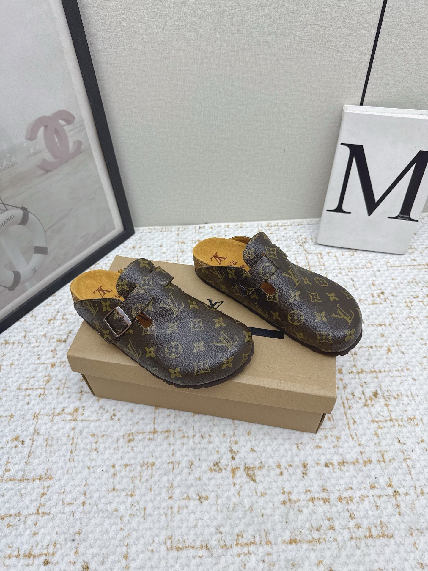 NO:485706,Women's model, men's model, Birkenstock x Co-branded Lv couple's model, Birkenstock shoes, casual headshots, slippers, Birkenstock series, I was tempted when I first came out of the joint brand. I found a long time to buy the product. It was really hard to find a shoe. It was really super beautiful. Sisters make it for me. The delivery counter is exquisitely packaged. Fabric: Original custom-made top-layer cowhide Inner: Imported soft sheepskin Sole: Original open mold-proof rubber material, thick bottom 3CM Size: Women's model 35-41 / Men's model 40-46, semi-torque, birkenstock, louis vuitton, slippers, cowhide, sheepskin19860909女款 男款 Birkenstock x 联名Lv 情侣款 勃肯鞋 休闲 爆头 拖鞋 Birkenstock系列 这两个品牌刚出联名我就心动了 代购找很久才买到货,真的一鞋难求,真的超级好看,姐妹们给我冲 配送专柜精美包装 面料 : 原版定制头层牛皮 内里 : 进口柔软羊皮里 鞋底 : 原版开模防滑橡胶材质 底厚 3CM Size : 女款35-41 / 男款40-46,半拖,birkenstock,louis vuitton,slippers,cowhide,sheepskin,Women's Shoes