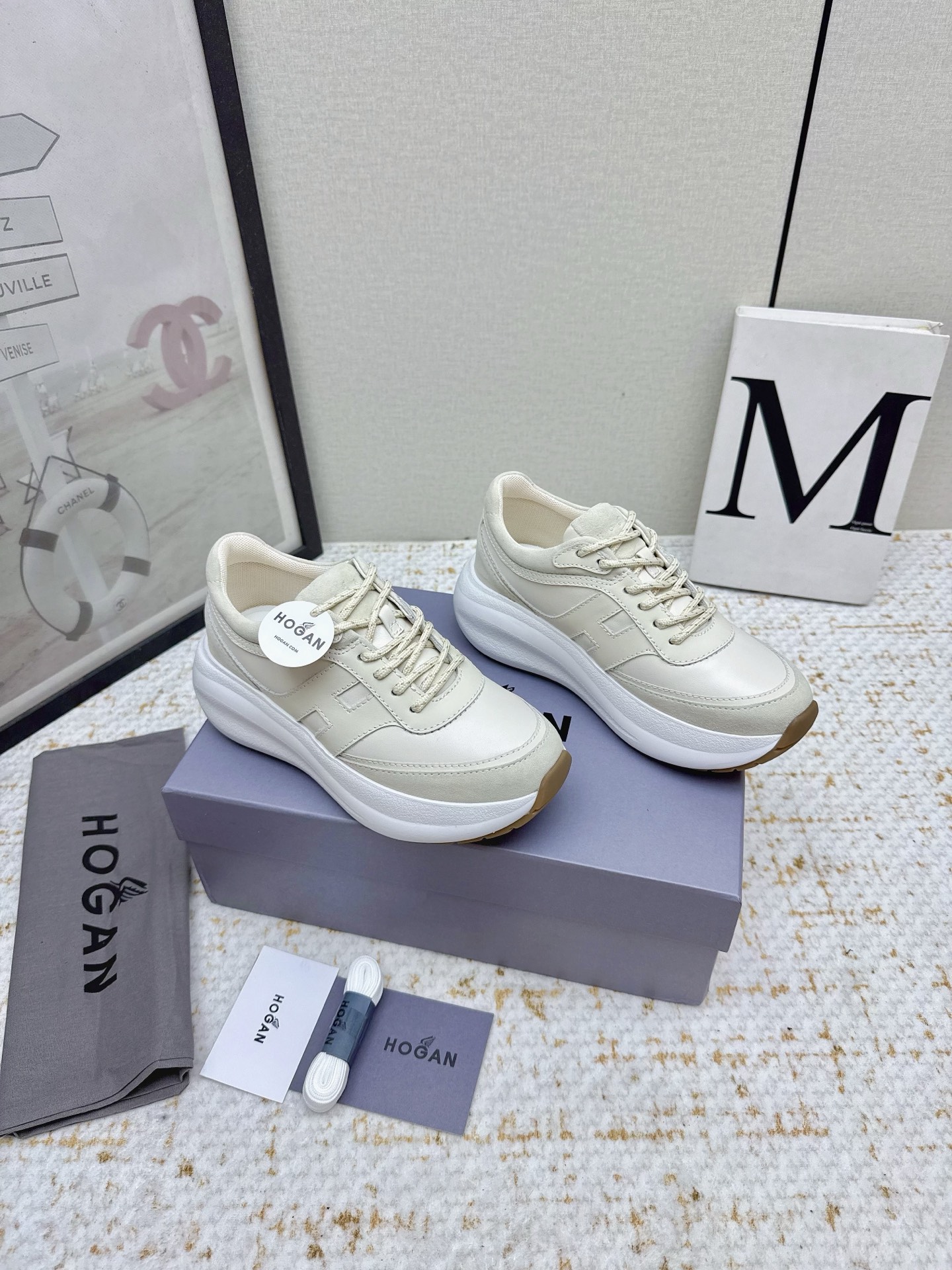 Hogan Sneakers met Dikke Zool en H-logo - Luxe Damesmode - Crème Wit