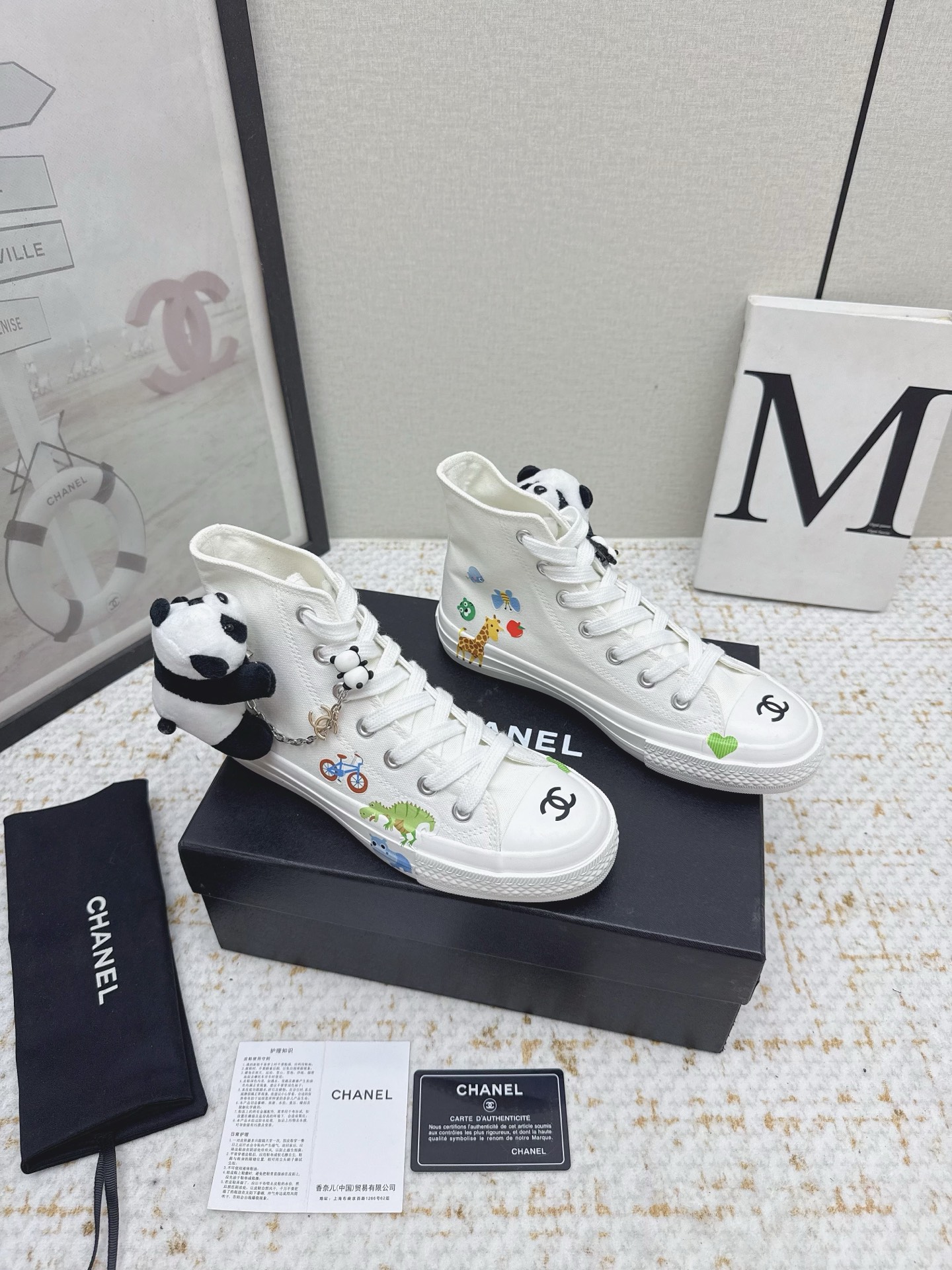 NO:485698,(High-up version) Xiaoxiang C Home 2025 vs Early Autumn Casual Series... [Print Chain High-top Casual Shoes] Fairy style, the latest color combination is amazing, irresistible, the latest biscuit shoes are currently super popular colorful casual shoes, Internet celebrity star Xiaohongshu is chasing and promoting, and the silly cute and cute look is released with a bit of retro flavor!  Special shape, very recognizable, slimming and long legs, absolutely powerful, comfortable to wear, high appearance, comfortable and heightened. I must recommend it to everyone, the main feature of this year's series, minimalist style... Fabric: Original customized high-density fabric printing process Inner: Original customized high-density fabric foot pad: Original injection molding pad Outsole: Original open mold rubber molding sole Number: 35-39 (40.41. Customized without return) Packaging: Original full set of packaging, casual shoes/sports shoes, chanel, sneakers19860909（高版本）  小香C家2025vs早秋火爆休闲系列…【打印链条高帮休闲鞋】  仙女款,最新的拼色绝了,无法抗拒,最新饼干鞋目前超级流行的彩色休闲鞋,网红明星小红书狂追热推 发售蠢萌可爱的造型带了点复古味！ 造型特殊,很有辨识度, 显瘦显腿长,绝对实力派,穿上也很舒服,高颜值 舒适,增高 一定要推荐给大家,今年系列的主打, 极简的风格…… 面料:原版定制高密度布料打印工艺 内里:原版定制高密度布料 垫脚:原版注塑成型垫 大底:原版开模橡胶成型底 码数:35-39（40.41.定制不退换） 包装:原版全套包装,休闲鞋/运动鞋,chanel,sneakers,Women's Shoes