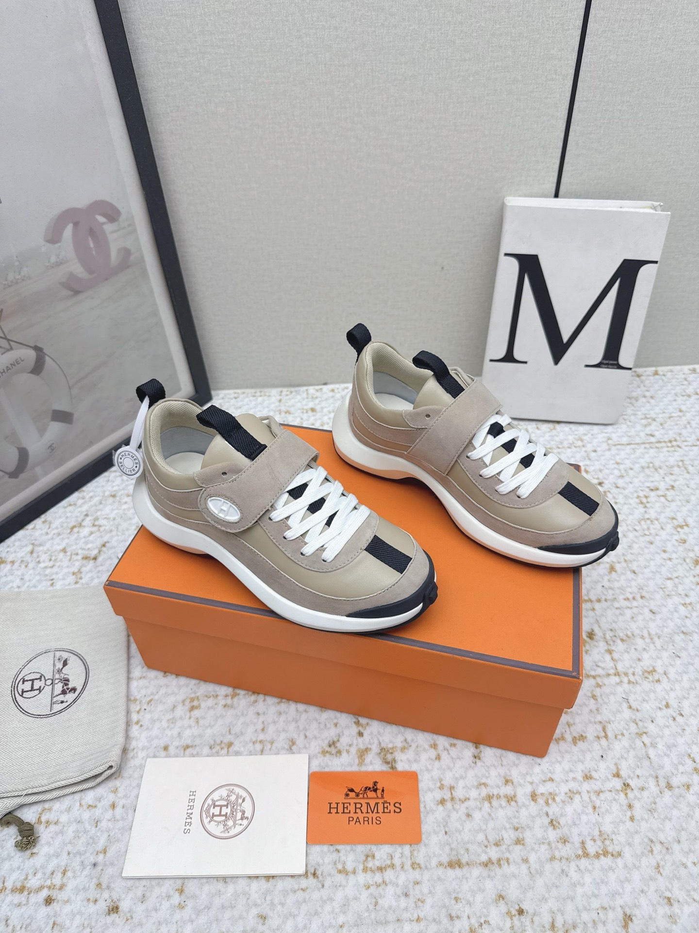 NO:493787,(High version) Hermes 25 autumn and winter Velcro thick-soled casual sneakers!  Casual footwear sports dad shoes are combined with suede goatskin. The upper is decorated with the iconic 'H' letters, and bright colors show vitality, continuing the brand design inspiration. Walking around the city lightly, feeling unrestrained and comfortable. The upper is made of imported delicate sheep velvet, inner foot pad breathable technology cloth, original open mold two-color TPU + rubber outsole, sole thickness: 4CM Size: 35-40 (40 custom made without return), casual shoes/sports shoes, hermes, hermes, sneakers, sheepskin, chamois leather19860909（高版本） Hermes 爱马仕25秋冬魔术贴厚底休闲运动鞋！ 休闲之履运动老爹鞋结合与麂皮山羊皮,鞋面饰以标志性“H”字母,鲜艳色彩展现活力,延续品牌设计灵感.轻盈漫步都市,感受无拘舒适. 鞋面采用进口细腻羊反绒 内里垫脚透气科技布 原版开模双色TPU+橡胶大底 底厚:4CM 码数:35-40（40定做不退换）,休闲鞋/运动鞋,hermes,hermes,sneakers,sheepskin,chamois leather,Women's Shoes