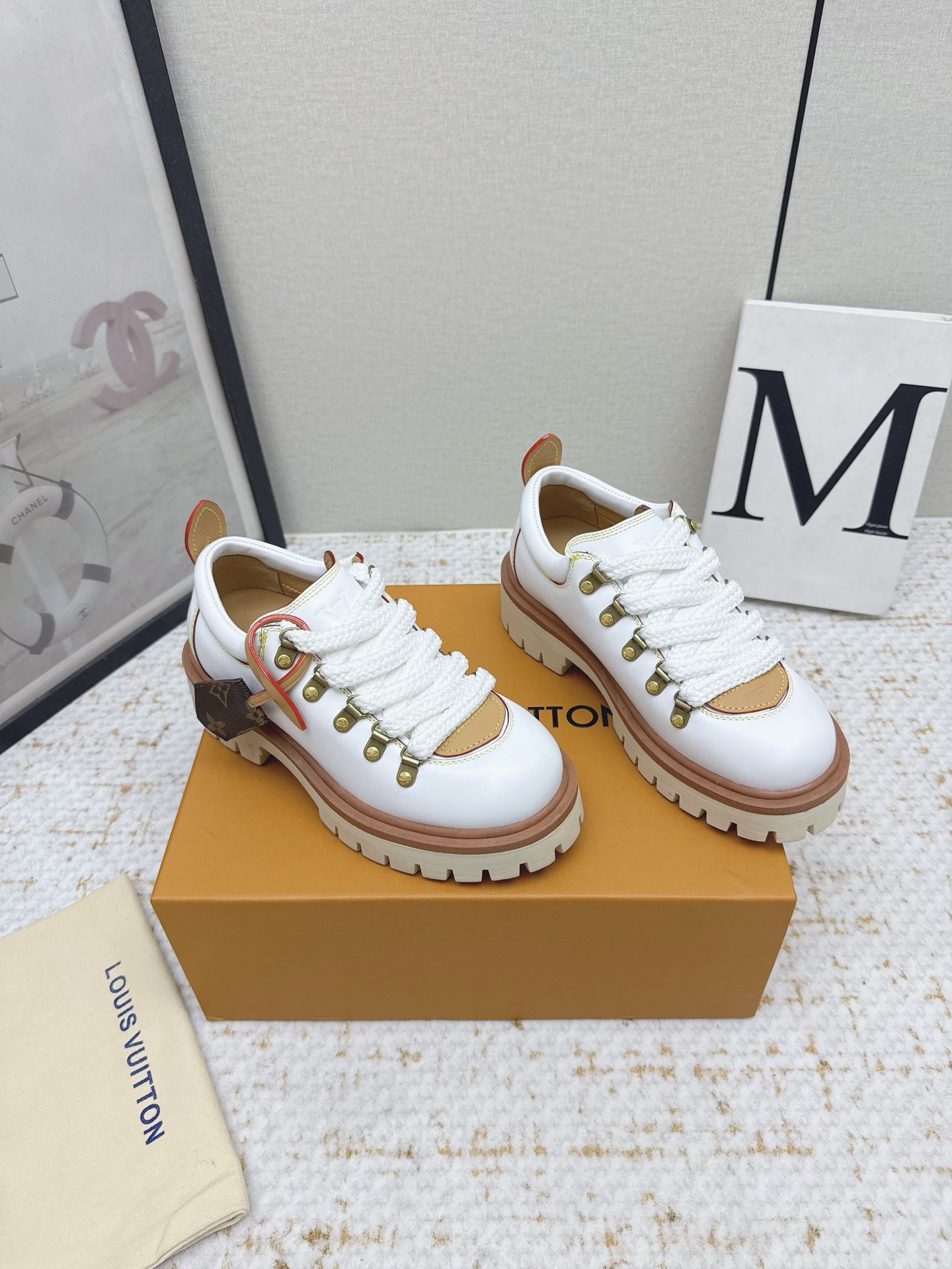 NO:485651,(High version) LV Remix derby donkey brand new derby shoes draw inspiration from classic hiking boots, reimagine its proportions, and create a stylish and avant-garde silhouette. The upper combines thick laces and hooks engraved with letter flowers, and details are taken from Louis Vuitton leather products, especially the natural leather rear label with letter canvas key bells and yellow stitching. The shoe features a thick rubber outsole. Size35-46 (customized by men 45/46), loafers, louis vuitton, louis vuitton, louitton, louis vuitton, loafers, boots19860909（高版本） LV Remix derby 驴牌新款德比鞋 从经典登山靴中汲取灵感,重新构想其比例,打造出时尚前卫的轮廓.鞋面结合了厚鞋带和刻有字母花的钩子,细节取自路易威登皮革制品,特别是字母帆布钥匙铃和黄色缝线的天然皮革后标签.这款鞋采用了厚实的橡胶外底.Size35-46（男45/46定制）,乐福鞋,louis vuitton,louis vuitton,louis vuitton,loafers,boots,Women's Shoes