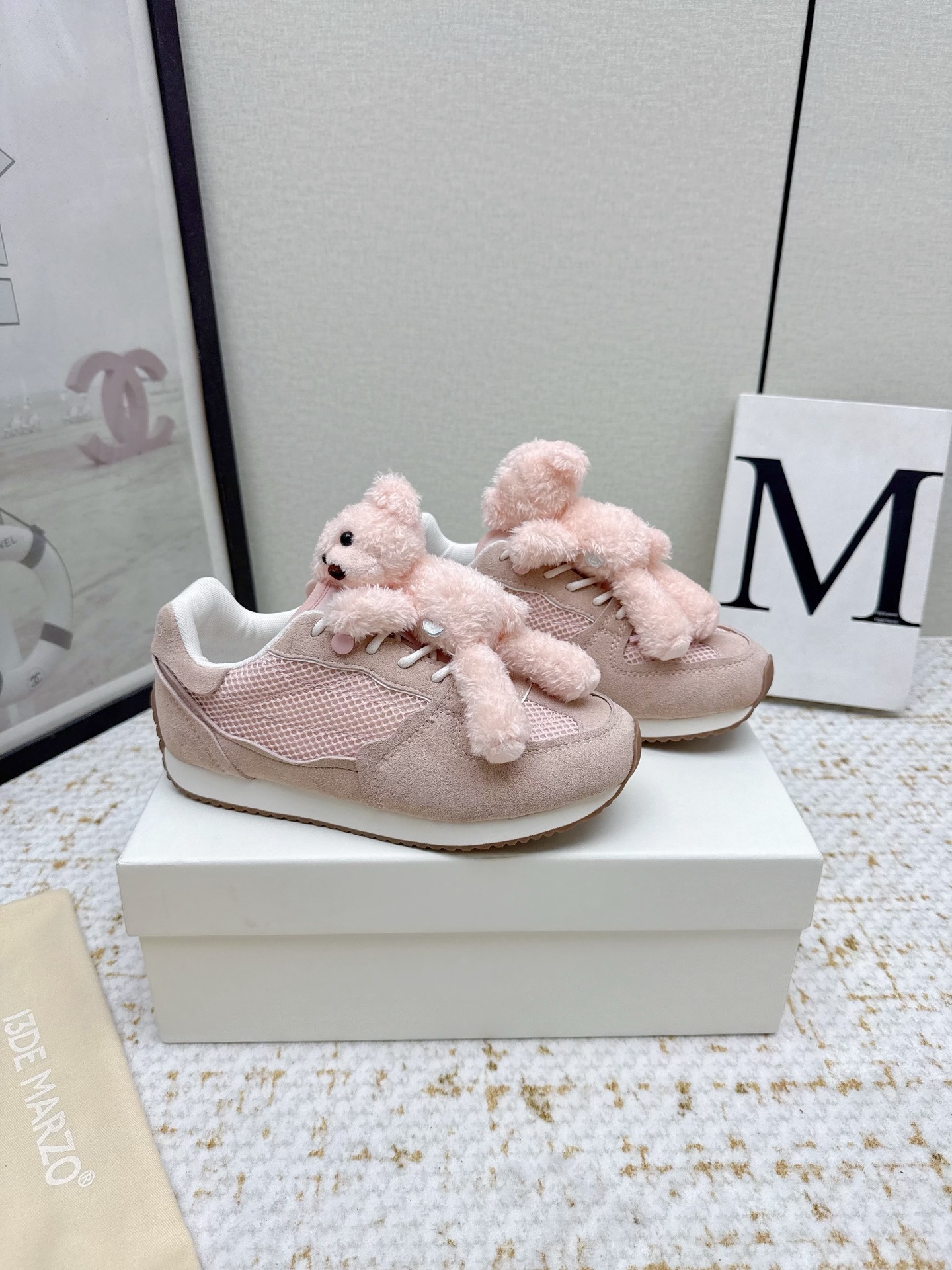 NO:485631,(High version) 13DEMARZO niche trendy brand 25VS The latest hot casual series in early autumn... [Round-toed bear casual shoes] The shoes and bears can be matched together. The soft and cute bears are fixed with elastic buttons (very firm and not easy to fall off). The spliced ​​upper surface. The black will be more dirt-resistant and better to handle. The wide shoelace design has a strong texture. Rubber sole. Wear-resistant and non-slip. The shoe shape is also very suitable for various combinations of daily life. Casual and comfortable. Fabric: Original custom cashmere bear accessories. Inner: Original custom breathable mesh. Foot pads: Original injection molding pads. Outsole: Original mold foam combination sole. Packaging: Original full set of packaging. Size: 35-39 (40 customization without return or exchange), casual shoes/sports shoes, sneakers19860909（高版本） 13DEMARZO 小众潮牌 25VS 早秋最新爆款休闲系列…【圆头小熊休闲鞋】 鞋子和小熊居然也能搭配到了一起,软萌可爱的小熊通过弹力纽扣固定(很牢固 不易脱落) 拼接的帮面 黑色会更耐脏也更好打理宽鞋带设计整体质感十足 橡胶鞋底 耐磨防滑 板鞋造型也很适合日常生活的各种搭配 休闲又舒适 面料:原版定制羊绒小熊饰件 内里:原版定制透气网 垫脚:原版注塑成型垫 大底:原版开模发泡组合底 包装:原版全套包装 码数:35-39（40定制不退换）,休闲鞋/运动鞋,sneakers,Women's Shoes