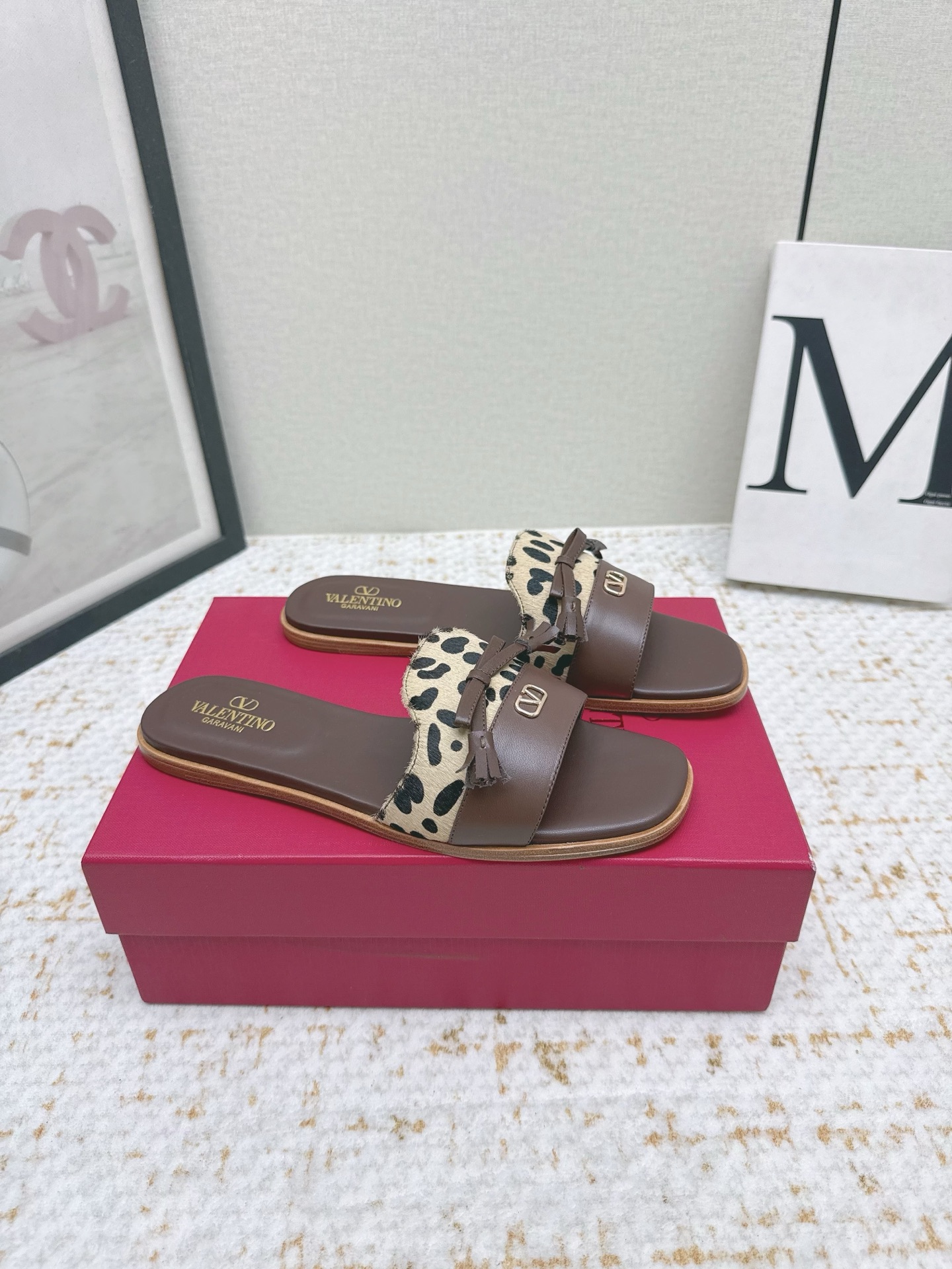 NO:485616,(High version) Valentino's new flat slippers Micali series. The contrasting upper is fashionable and eye-catching. The bow-shaped shape is matched with the most popular small tassels, which is extremely elegant. It has a slightly old-fashioned style. The upper is lambskin, inner goatskin, genuine leather sole. Size 35-43. Color black. Apricot. White. Apricot horse hair, slippers, valentino, slippers, sheepskin19860909（高版本） Valentino新款平底拖鞋米开理系列.鞋面撞色设计时尚亮眼.蝴蝶结造型搭配时下最流行的小流苏,优雅至极.略带老钱风风格.鞋面小羊皮.内里山羊皮 真皮鞋底. 码数35-43 颜色黑色.杏色.白色.杏马毛,拖鞋,valentino,slippers,sheepskin,Women's Shoes