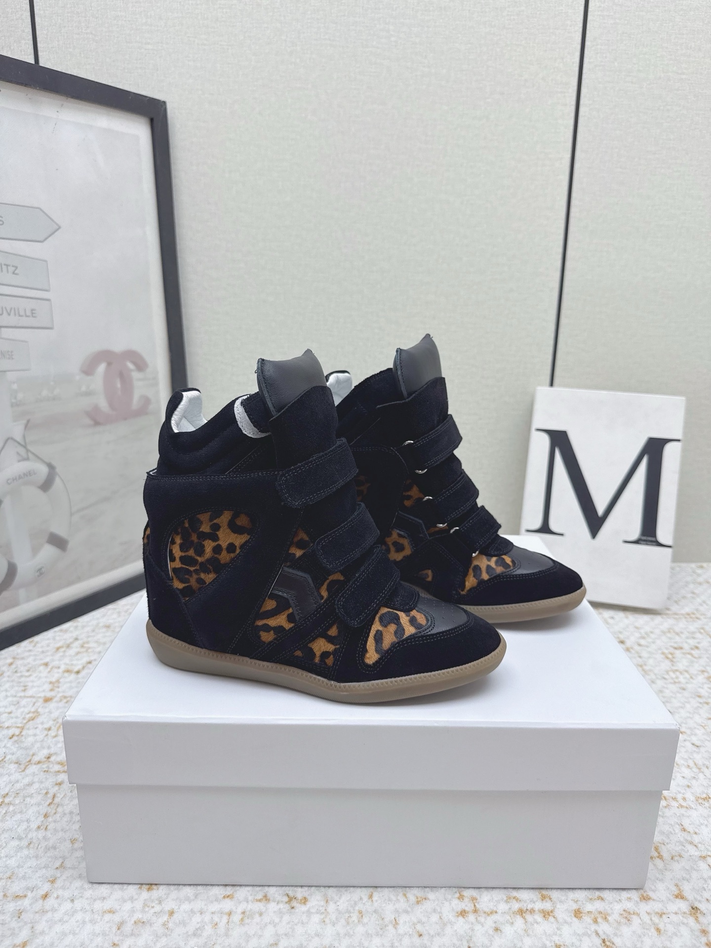 NO:485597,(High version) Isabel Marant BOBBY wedge casual shoes The perfect encounter between exquisite craftsmanship and fashion style Every needle and thread, the fashion legend woven every inch of leather tells the persistence of quality. Every pair of Isabel shoes are a microcosm of the brand's soul, exuding a nobility, mysterious and fashionable atmosphere, allowing you to stand out in the wave of fashion. Counter packaging!  Upper cowhide/matte leather/leopard print inner comfortable and breathable genuine leather inner sole original rubber sole Size35-42 (41.42 custom made without return), snow boots, boots, cowhide19860909（高版本）  Isabel Marant伊莎贝尔 BOBBY坡跟休闲鞋  精致工艺与时尚风格的完美邂逅 每一针每一线,都编织的时尚传奇 每一寸皮革 都诉说着品质的执着 每一双伊莎贝尔的鞋子都是品牌灵魂的缩影 散发着高贵 神秘且时尚的气息 让你在时尚的浪潮中脱颖而出 专柜包装！ 鞋面牛皮/磨砂皮/豹纹 内里舒适透气真皮内里 鞋底原版橡胶底 Size35-42（41.42定做不退换）,雪地靴,boots,cowhide,Women's Shoes