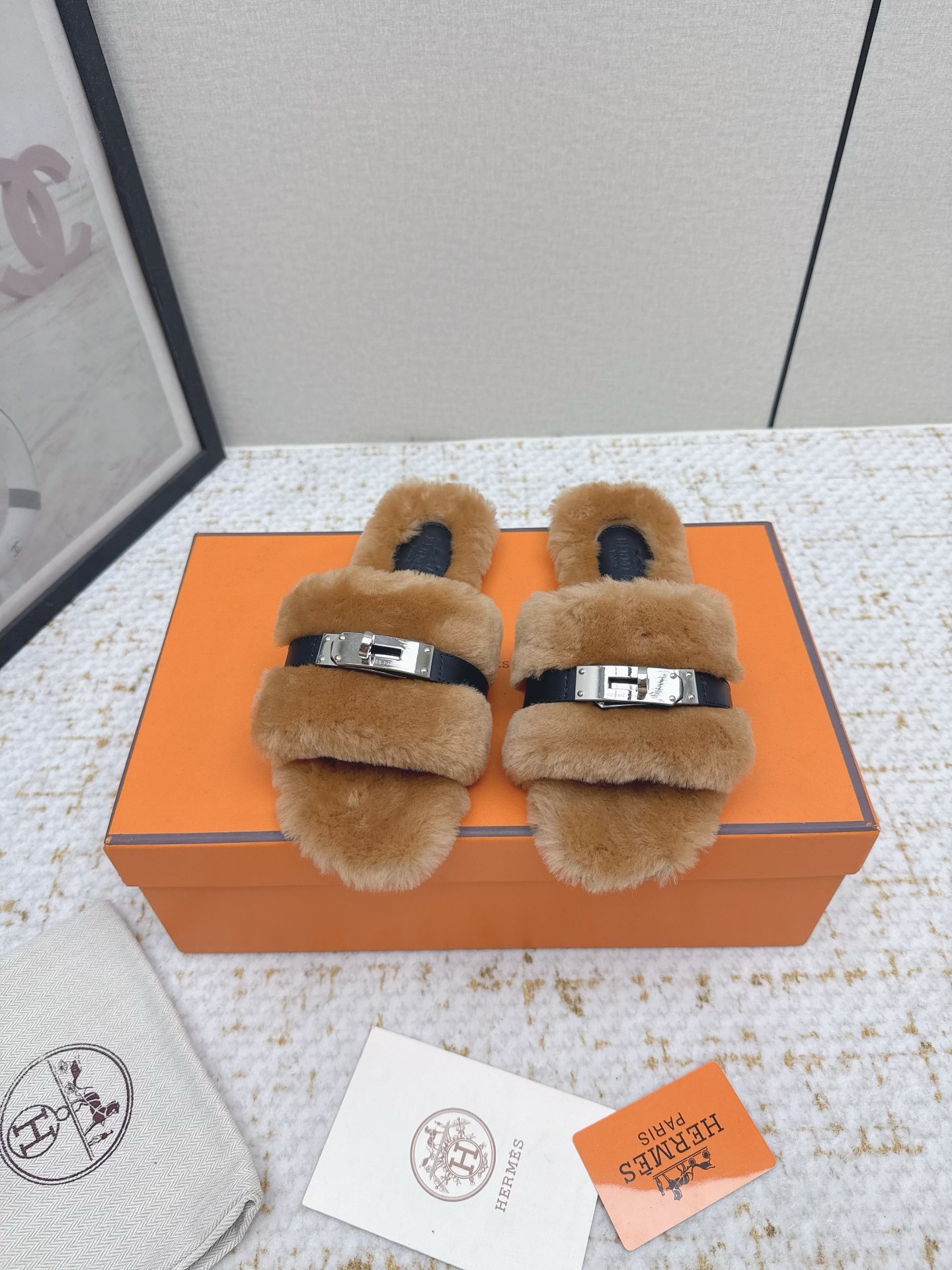 NO:493606,(High version) *Hermes 25/ Latest Autumn and Winter Fur Integrated Roll Cakes with Erjiu. This year, the fabrics are made of lamb fur, furry. Cute, cloud-like feel, barefoot or paired with socks. They are all fashionable. Fabric wool. Imported lamb fur inside. Sole original leather sole. Size#35-42 (customized for 40.41.42), fur shoes and slippers, hermes, slippers, socks19860909（高版本） *爱马仕 25/ 最新 秋冬 皮毛一体卷糕毛二舅拖 今年面料均选用羊羔毛 ,毛茸茸的 敲可爱的,踩云脚感,光脚或者搭配个袜子穿,都时髦的不行哦 面料羊毛 内里进口羊羔毛 鞋底原版真皮鞋底 Size#35-42（40.41.42定制）,毛毛鞋拖鞋,hermes,slippers,socks,Women's Shoes