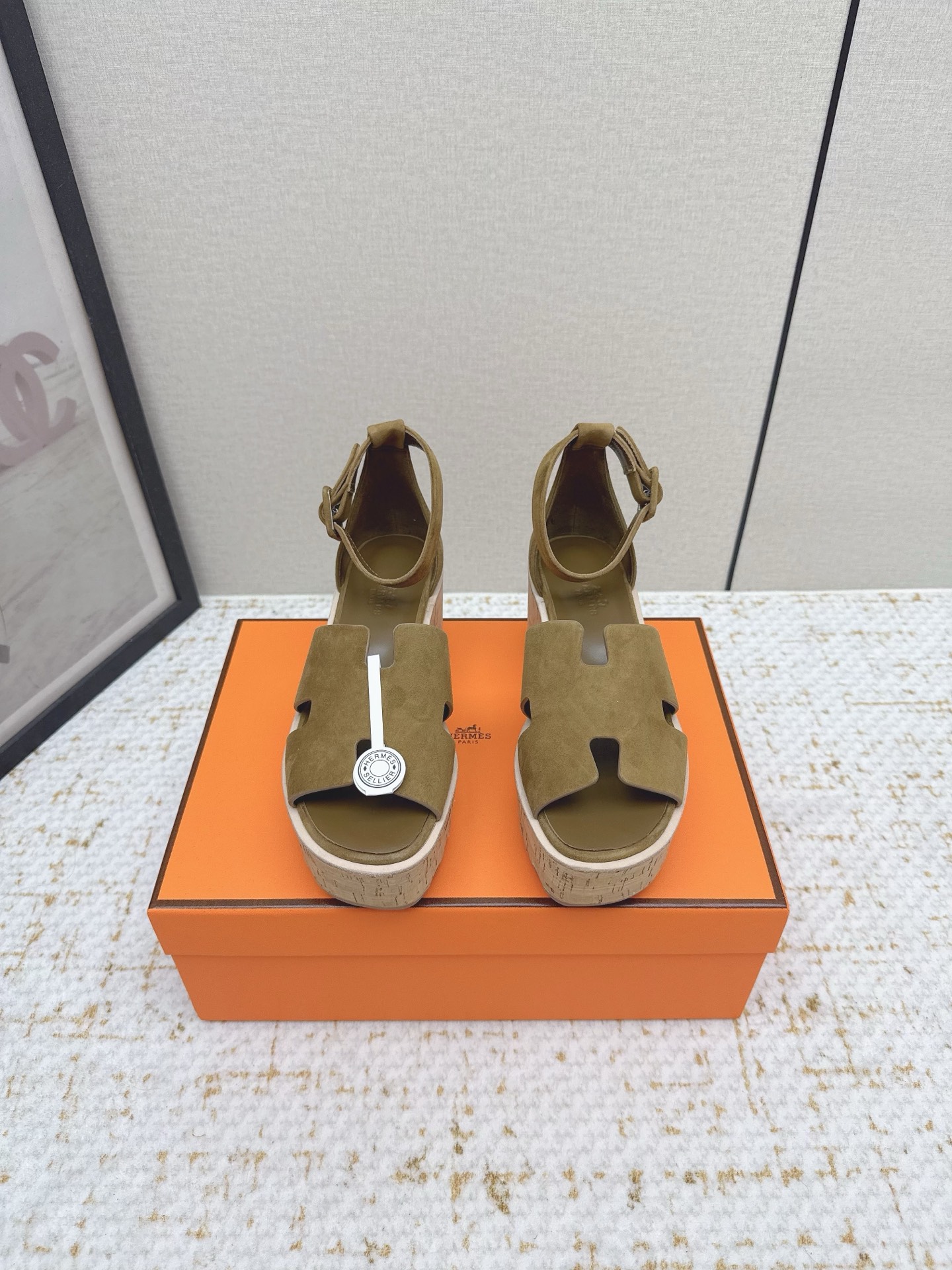 NO:493575,Women's model (top version) H Home Autumn and Winter New Model HERME*S Thick-soled sandals that have been popular recently, paired with various colored socks, it is very fashionable. Imported calfskin on the upper, imported mixed-bred sheepskin inside, broadsole PU water table plus anti-slip raw film outsole size 34-41 (34.40.41 custom made without return or replacement), sandals, hermes, sandals, cowhide, sheepskin, socks19860909女款（顶级版本） H家 秋冬新款 HERME*S最近火到不行的厚底凉拖,搭配各种彩色袜子,潮爆了 鞋面进口小牛皮 内里进口混种羊皮里 大底PU水台加防滑生胶片大底 码数34-41（34.40.41定做不退不换）,凉鞋,hermes,sandals,cowhide,sheepskin,socks,Women's Shoes