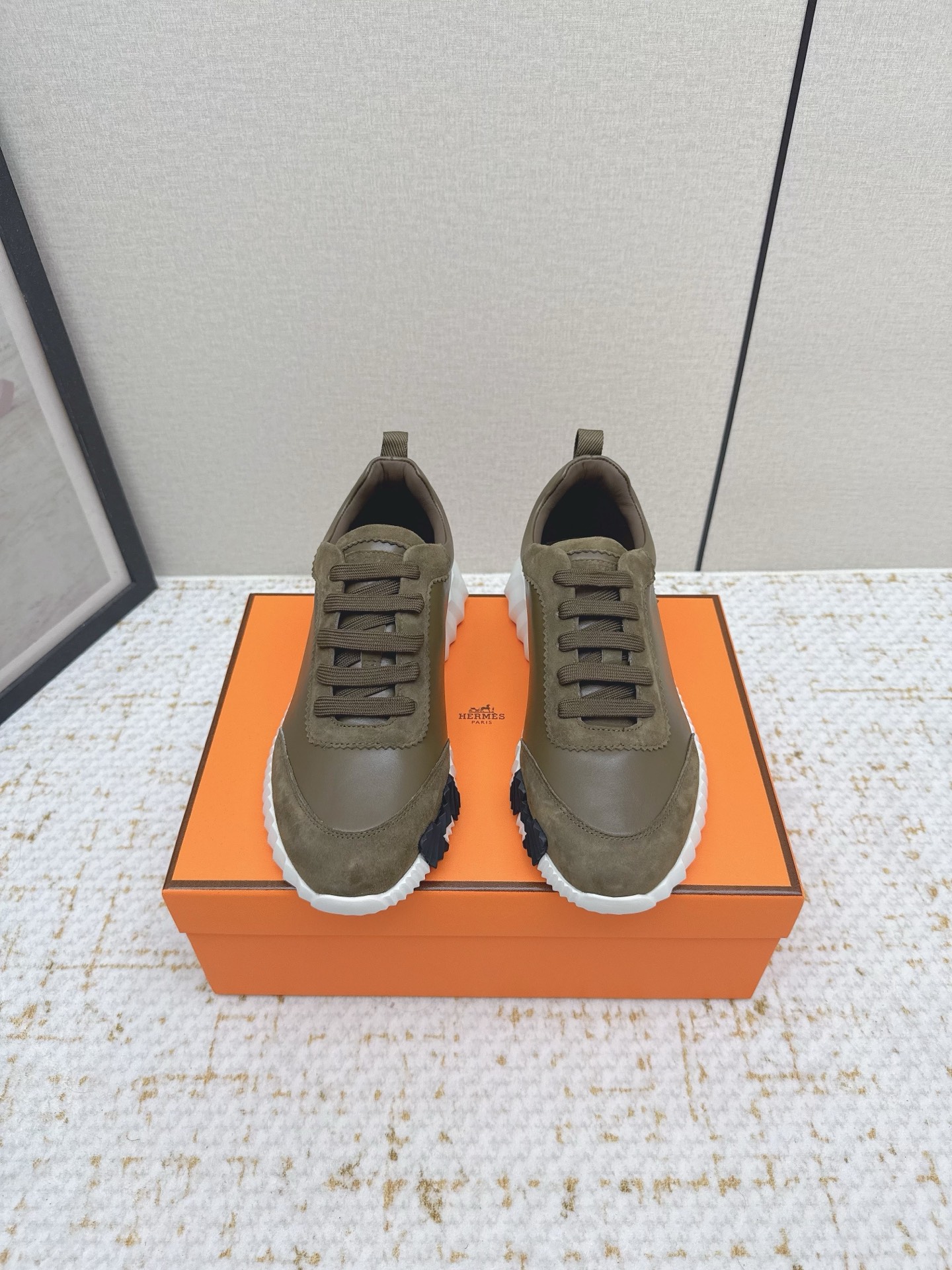NO:493629,(Hermes) New Bouncing Couple Sports Shoes Hermes' most comfortable shoes, Nothing, it's very light and huge and beautiful, and you won't be tired even when shopping. The overall suede feels very good, it's very beautiful and versatile, very light and comfortable, extremely light and casual, and it feels great!  30+ color matching for men and women. You can choose whatever you want, there is what you want~ Fabric: imported high mercerized sheep zither + original single rain velvet cloth Inner: imported inner lining insole special silk sheepskin outsole: using IP+TPU (multi-color letters) German technology irradiation machine seamless combination Size: 35-41 men 38-46 (female 41 men 45.46 customized without return), casual shoes/sports shoes, hermes, hermes, sneakers, sheepskin, sheep, chamois leather19860909（高版本）【Hermes】新款 Bouncing 情侣运动鞋 爱马仕最舒服的鞋,没有之1,上脚特轻又巨好看,逛街暴走都不会累 整体麂皮手感很好,很漂亮了也很百搭衣服,很轻便舒适 轻盈无比 运动休闲两不误 踩感超棒！ 30+男女款色搭配.任你挑任你选,总有你想要的~ 面料:进口高丝光羊猄+原单雨绒布 内里:进口内里鞋垫专用丝绸羊皮 大底:采用IP+TPU(多色字母)德国技术照射机无缝组合 码数:女35-41男38-46（女41男45.46定做不退换）,休闲鞋/运动鞋,hermes,hermes,sneakers,sheepskin,sheep,chamois leather,Women's Shoes