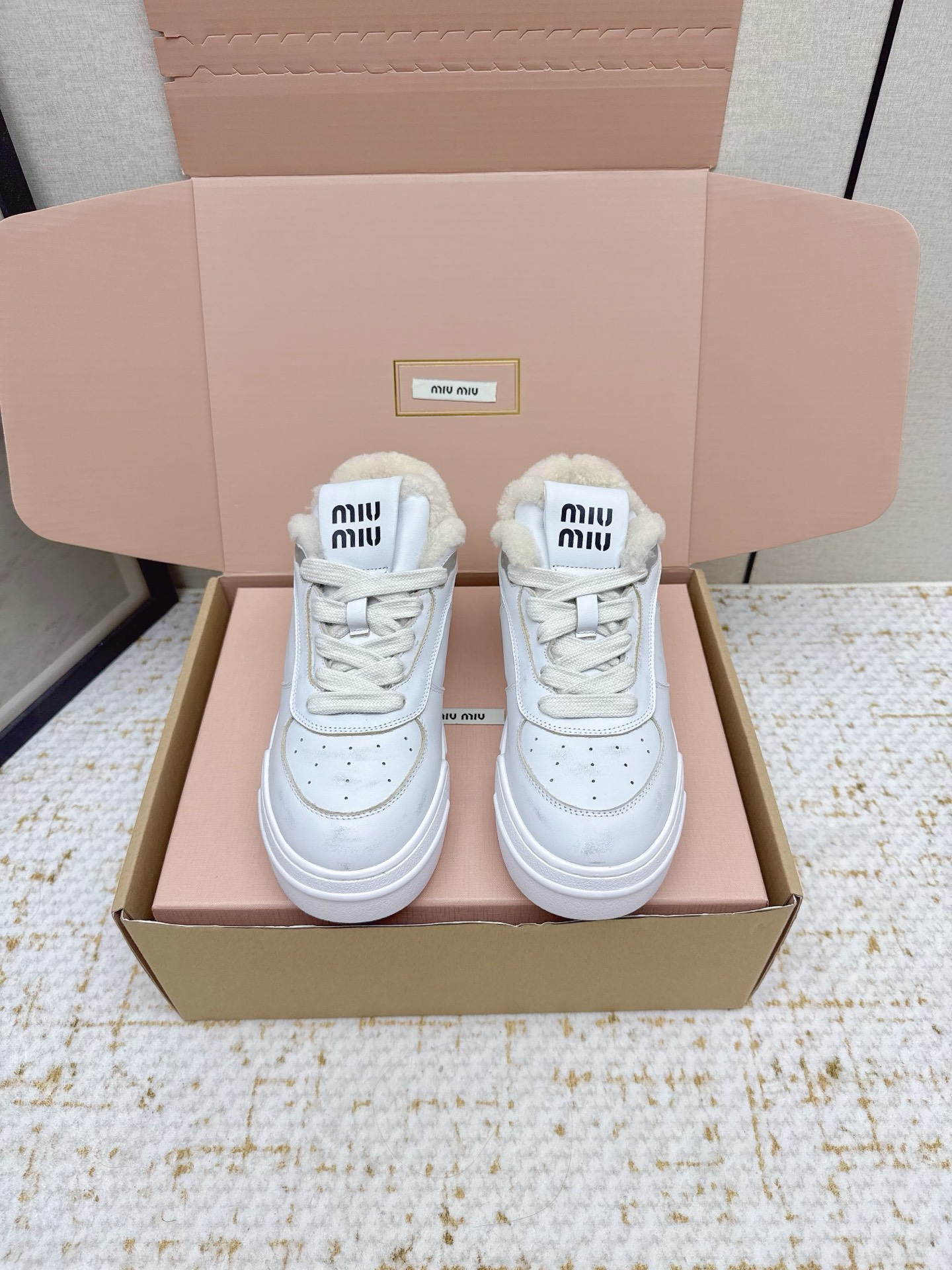 NO:493636,Maori 20 (high-end version) Miu* new grating-color dirty white shoes are still classic and fashionable. Simple grating design. Quality grating is gray and cow. Dirty white shoes. Avant-garde and bold Miu* style is integrated into the simple lines of this bleached leather sneaker. Paired with a chic logo on the tongue and back. The upper is made of retro color. It can be fully adapted to various occasions. The upper is made of old retro cowhide. The inner sheepskin feels super comfortable. The sole is original rubber sole. Size35-40 (34.41 custom-made non-return and exchange), casual shoes/sports shoes, miumiu, sneakers, cowhide, sheepskin19860909毛里20（高版本） miu*新款擦色脏脏小白鞋依旧经典时尚 简约的格板设计 品质灰常牛  擦色脏脏小白鞋 前卫大胆的Miu*风格融于此款漂白皮革运动鞋的简约线条 搭以别致的徽标饰于鞋舌和背面 鞋面采用擦色复古设计 可以完全适应各种场合穿搭 鞋面做旧复古牛皮 内里羊皮脚感超级舒适 鞋底原版橡胶底 Size35-40（34.41 定做不退换）,休闲鞋/运动鞋,miumiu,sneakers,cowhide,sheepskin,Women's Shoes