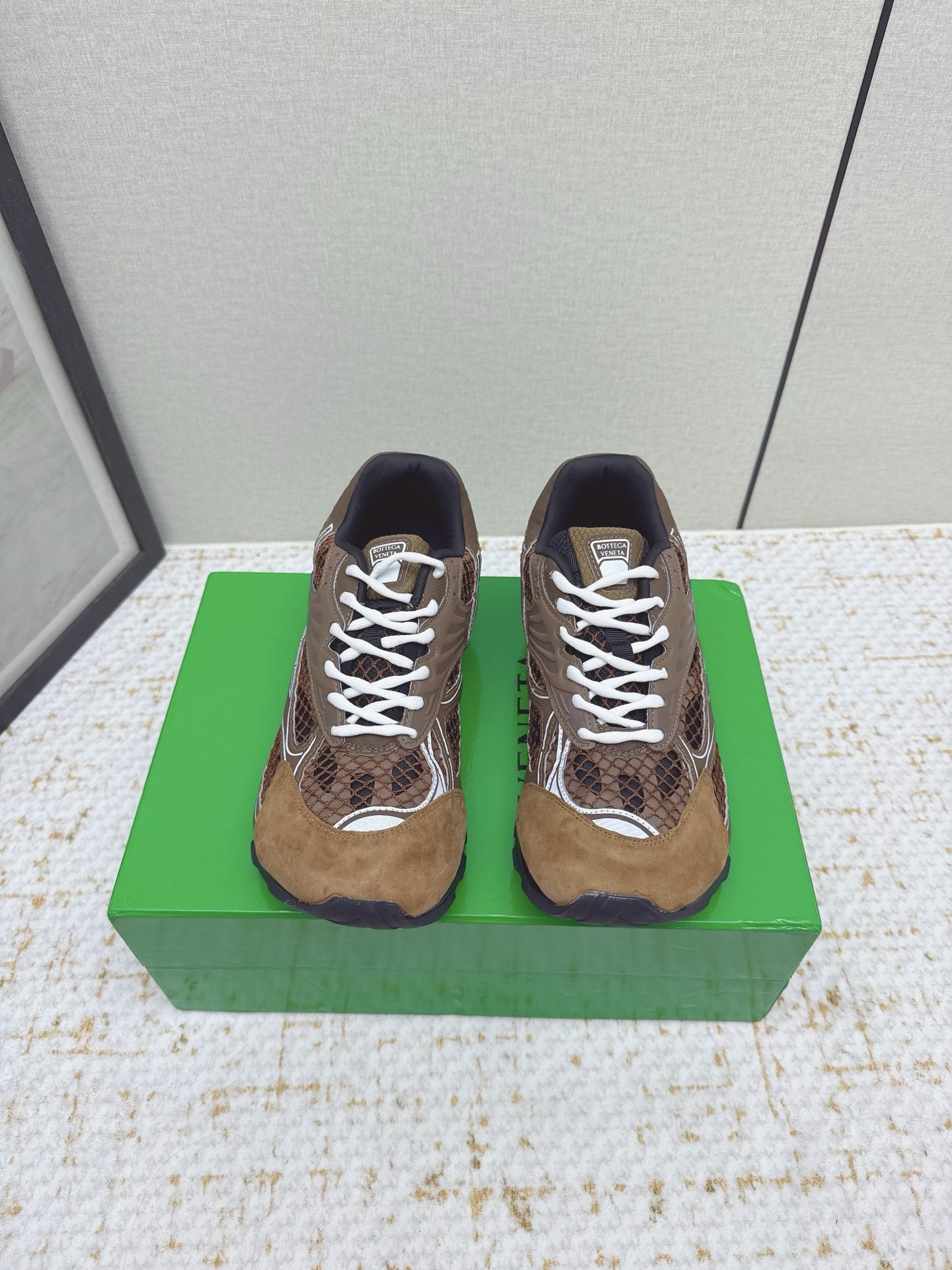 NO:533947,(High version) Couple model Bottega Veneta Baodiejia BV latest Orbit series Couple model Retro mesh casual sneakers Running dad shoes Original purchase and development Make products Bottega Veneta launches a new neutral sneaker Orbit series Inspired by the free and casual retro style of the 1990s. While ensuring casual comfort, there is no shortage of fine sculpting of the styling design, paired with selected mesh fabrics to echo the brand's iconic Intreccio weaving elements, so as to achieve a light foot feeling. With exquisite and avant-garde design, we bring a new interpretation, paying tribute to the personality style in the collision of functions and silhouettes, and creating a timeless styling style. Dynamic ' is Matthieu Blazy  One of the important design concepts. While wearing comfortably, you can also elegantly modify the foot lines, and you can freely match pants or skirts to easily control a variety of daily styles. Delivery counter exquisite packaging Fabric: Original customized technology metal fabric + mesh Inner: Imported breathable mesh Sole: Original open mold-proof anti-slip TPU material Size: #women 35-41 / men 39-46 (women 40.41 men 39.46 customized), casual shoes/sports, bottega veneta, bottega veneta, bottega veneta, bottega veneta, bottega veneta, bottega veneta, bottega veneta, bottega veneta, bottega veneta, sneakers, skirts19860909（高版本） 情侣款 Bottega Veneta 葆蝶家BV最新款Orbit系列 情侣款 复古 网面 休闲 运动鞋 跑步 老爹鞋 原版购入开发 做货 Bottega Veneta 以 90年代自由随性的复古风格为灵感,推出全新的中性运动鞋 Orbit 系列 在保证休闲舒适的同时,不乏造型设计的精细雕琢,搭配甄选网纱面料呼应品牌标志性Intreccio 编织元素,以此实现轻盈的脚感.以精致前卫的设计带来全新的演绎,在功能与廓形的碰撞中致敬个性风采、打造永不过时的造型风格.动态”是Matthieu Blazy 的重要设计理念之一.在穿着舒适的同时,还可以优雅修饰足部线条,更能自由搭配裤装或裙装,轻松驾驭多种日常风格 配送专柜精美包装 面料 : 原版定制科技金属面料+网面 内里 : 进口透气网里 鞋底 : 原版开模防滑TPU材质 Size : #女35-41 / 男39-46（女40.41男39.46定做）,休闲鞋/运动鞋,bottega veneta,bottega veneta,bottega veneta,sneakers,skirts,Women's Shoes