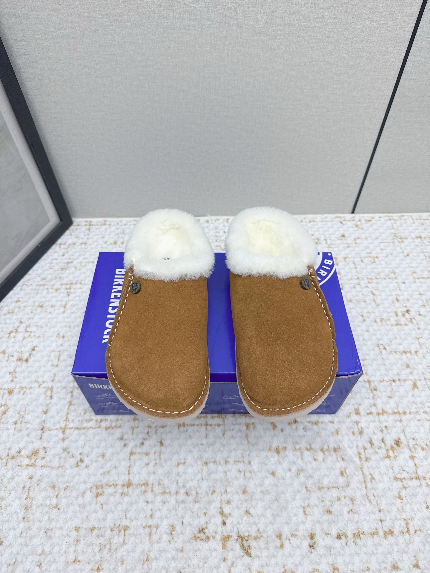 NO:533941,(High version) Birkenstock German narrow version Arizona Boken summer cork soft-soled flip-flops BK Boken shoes are well-known, and are a favorite item for every fashion blogger!  It is very easy to match, you can wear shoes for three seasons a year. Although it is classic, we have never ignored its comfort. We carefully selected wood chip footbeds with moderate softness and hardness, which are not easy to crack and deform; it is perfectly adapted to the ergonomic bottom arc, and a layer of latex is specially optimized on the footbed, so that each of our feet feels like stepping on a pillow!  Fashion girl must-have items!  Imported high mercerized beef reverse fur inner wool (real hair) Sole wood chip footbed anti-slip EVA film Size 35-41 (41 custom made), semi-drag fur shoes, birdstock, slippers19860909（高版本） Birkenstock博肯德国窄版Arizona博肯夏季软木软底一字拖鞋 BK博肯鞋,家喻户晓,每个时尚博主都爱的单品！非常好搭配,一年可以穿三季的鞋子.虽然经典,但是我们从未忽视它的舒适度.我们精心挑选软硬度适中的木屑脚床,不易开裂不易变型；完美的切合人体工学的底弧,脚床上还特意优化一层乳胶,让我们每一脚都像踩在枕头般的感觉！时尚girl 必备单品！ 鞋面进口高丝光牛反毛皮 内里羊毛里（真毛） 底木屑脚床防滑EVA底片 码数35-41（41定做）,半拖毛毛鞋,birkenstock,slippers,Women's Shoes