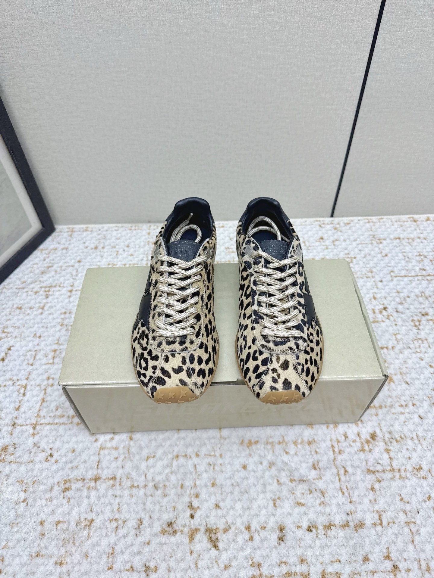 NO:546271,(High version) GGDB Golden Goos* 25ss Marathon Series Rambling Shoes Marathon Speed-The American track and field style in the 70s outlines the speed aesthetics with simple lines, and the thin shoes break through the traditional constraints. The nylon surface and leather are spliced, which are both light and breathable, perfectly interpreting the spirit of competition. The low-top design frees the ankle, and the streamlined sole enhances grip. The bright color matching highlights vitality and integrates the passion of the arena into daily wear. This style is still a classic model of sports aesthetics, witnessing the eternal charm of track and field culture. Upper cowhide, inner cowhide, outsole rubber sole SIZE35-45, casual shoes/sports shoes, sneakers, cowhide19860909（高版本）  GGDB Golden Goos* 25ss马拉松系列暴走鞋 Marathon Speed-70年代美式田径风以简约线条勾勒速度美学,轻薄鞋款突破传统束缚.尼龙面与皮革拼接,既轻盈又透气,完美诠释竞技精神. 低帮设计解放脚踝,流线型鞋底提升抓地力.明快配色彰显活力,将赛场激情融入日常穿搭.这一风格至今仍是运动美学的经典范式,见证着田径文化的永恒魅力. 鞋面牛皮 内里牛皮 大底橡胶底 SIZE35-45,休闲鞋/运动鞋,sneakers,cowhide,Women's Shoes