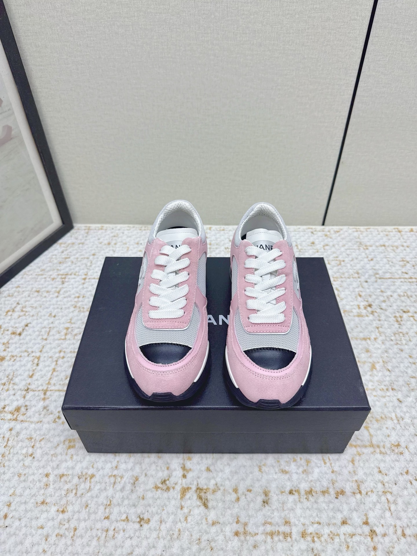 NO:558970,(Higher version) Chanel 25k new fall and winter high-heeled color-blocked casual sneakers. Weird, ugly, and cute. Out of stock at counters. Major bloggers recommend this style on social days. This season’s new style is simply eye-catching. The upper feet are delicate and smart, and it looks great. It has a straightforward casual sports style, sassy and natural, and interprets Chanel’s fashionable femininity. The overall customization makes all sports models on the market at that time obsolete. This series is now available for sale!  Upper made of custom-made sheepskin mesh, lining breathable mesh outsole, original custom molded TPU combination outsole, original full set of molds, women's model 35-40 (customized for 40), casual shoes/sports shoes, chanel, chanel, sneakers, sheepskin19860909（高版本） Chanl 香奈儿25k秋冬新款高跟拼色休闲运动鞋 奇奇怪怪 丑萌丑萌 专柜断货王 各大博主社交日推款,这季新款简直闭眼入,上脚秀气灵动狂好看,率性的休闲运动风,飒爽又自然,演绎香奈儿的时髦女性气质,整体定制令当时市面上的所有运动款变得过时,本系列现已登陆发售！ 鞋面 采用定制进羊皮定制网布 内里 透气网布 大底 原版定制开模TPU组合大底 原版全套开模 女款35-40(40定做),休闲鞋/运动鞋,chanel,chanel,sneakers,sheepskin,Women's Shoes