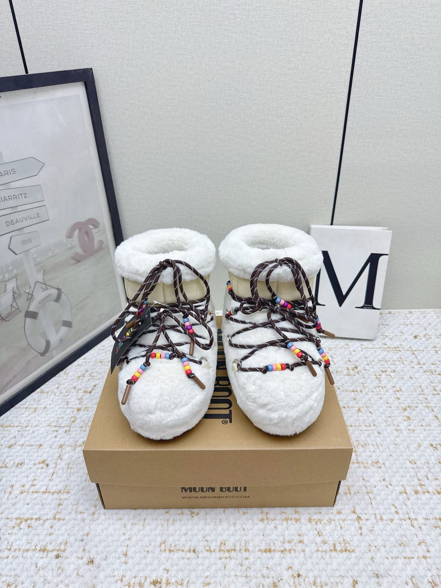 NO:611930,(Higher version) Moon Boot 2025 vs autumn and winter popular snow boots series... [Ugly Moon Snow Boots] Forget UGG, fashionable people are wearing Moon Boot snow boots. If you find it difficult to accept the revival of UGG, then there is now a more alternative snow boot that is back, with an inner height of 4 cm. That is the Moon Boot. It was already very popular in the millennium. Back then, Paris Hilton and Victoria Beckham  Celebrities often wear it, and now the Y2K trend is popular again. The same style is worn by young people in QQ shows, and the ugly snow boots that are shown by thousands of people have become popular again, regardless of men and women. They look slim and warm and easy to wear... Fabric: Original customized / cowhide / woven wool / high mercerized waterproof cloth Lining: original silk cotton liner Foot: original silk cotton liner Outsole: original molded two-color anti-slip outsole  Bottom thickness: 4cm (including inner height increase) Number of yards: 35-40 (customized at 41.42.43) Packaging: original full set of packaging Color: official website updated simultaneously, snow boots, boots, cowhide19860909（高版本） Moon Boot2025vs秋冬季爆款雪地靴系列……【丑萌月亮雪地靴】 忘了UGG吧,时髦人都在穿Moon Boot雪地靴 如果你难以接受UGG的复兴 那现在有一款更另类的雪地靴又杀回来了,内增高4 cm 那就是Moon Boot月亮靴 在千禧年就已经非常火了 当年paris hilton、victoria beckham  等名人经常穿它,如今Y2K风潮再次流行,痞幼同款QQ秀穿搭,万人大秀的丑萌雪地靴重新翻红,不分男女不分左右,看着巨无霸巨显瘦还暖和好穿…… 面料: 原版定制/牛皮/织毛/高丝光防水布 内里: 原版丝绵内胆 垫脚: 原版丝绵内胆 大底: 原版开模双色防滑大底 底厚:4cm（含内增高） 码数:35-40（41.42.43定制） 包装:原版全套包装 颜色:官网同步更新,雪地靴,boots,cowhide,Women's Shoes