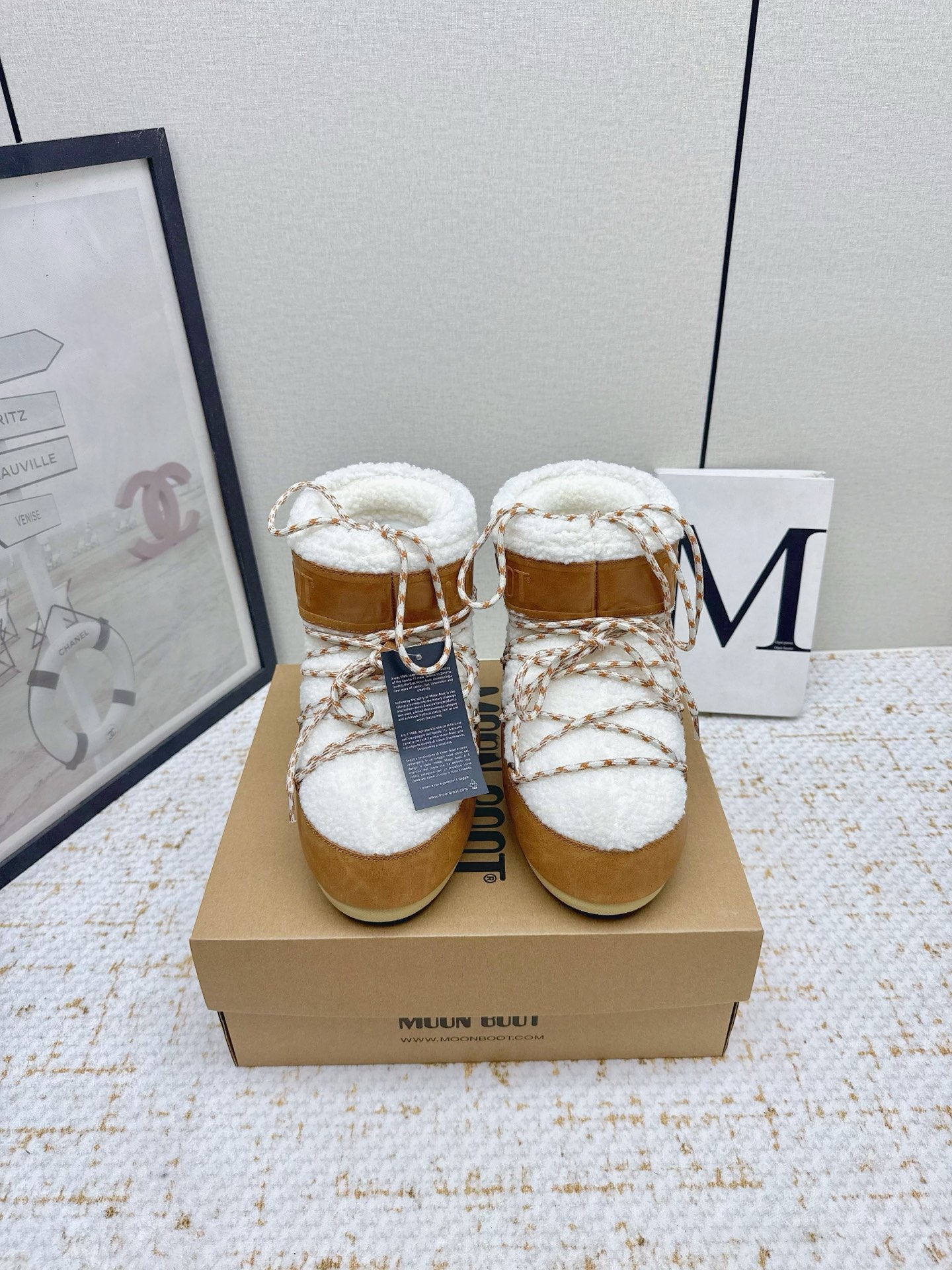 NO:611934,(Higher version) Moon Boot 2025 vs autumn and winter popular snow boots series... [Ugly Moon Snow Boots] Forget UGG, fashionable people are wearing Moon Boot snow boots. If you find it difficult to accept the revival of UGG, then there is now a more alternative snow boot that is back, with an inner height of 4 cm. That is the Moon Boot. It was already very popular in the millennium. Back then, Paris Hilton and Victoria Beckham  Celebrities often wear it, and now the Y2K trend is popular again. The same style is worn by young people in QQ shows, and the ugly snow boots that are shown by thousands of people have become popular again, regardless of men and women. They look slim and warm and easy to wear... Fabric: Original customized / cowhide / woven wool / high mercerized waterproof cloth Lining: original silk cotton liner Foot: original silk cotton liner Outsole: original molded two-color anti-slip outsole  Bottom thickness: 4cm (including inner height increase) Number of yards: 35-40 (customized at 41.42.43) Packaging: original full set of packaging Color: official website updated simultaneously, snow boots, boots, cowhide19860909（高版本）  Moon Boot2025vs秋冬季爆款雪地靴系列……【丑萌月亮雪地靴】 忘了UGG吧,时髦人都在穿Moon Boot雪地靴 如果你难以接受UGG的复兴 那现在有一款更另类的雪地靴又杀回来了,内增高4 cm 那就是Moon Boot月亮靴 在千禧年就已经非常火了 当年paris hilton、victoria beckham  等名人经常穿它,如今Y2K风潮再次流行,痞幼同款QQ秀穿搭,万人大秀的丑萌雪地靴重新翻红,不分男女不分左右,看着巨无霸巨显瘦还暖和好穿…… 面料: 原版定制/牛皮/织毛/高丝光防水布 内里: 原版丝绵内胆 垫脚: 原版丝绵内胆 大底: 原版开模双色防滑大底 底厚:4cm（含内增高） 码数:35-40（41.42.43定制） 包装:原版全套包装 颜色:官网同步更新,雪地靴,boots,cowhide,Women's Shoes