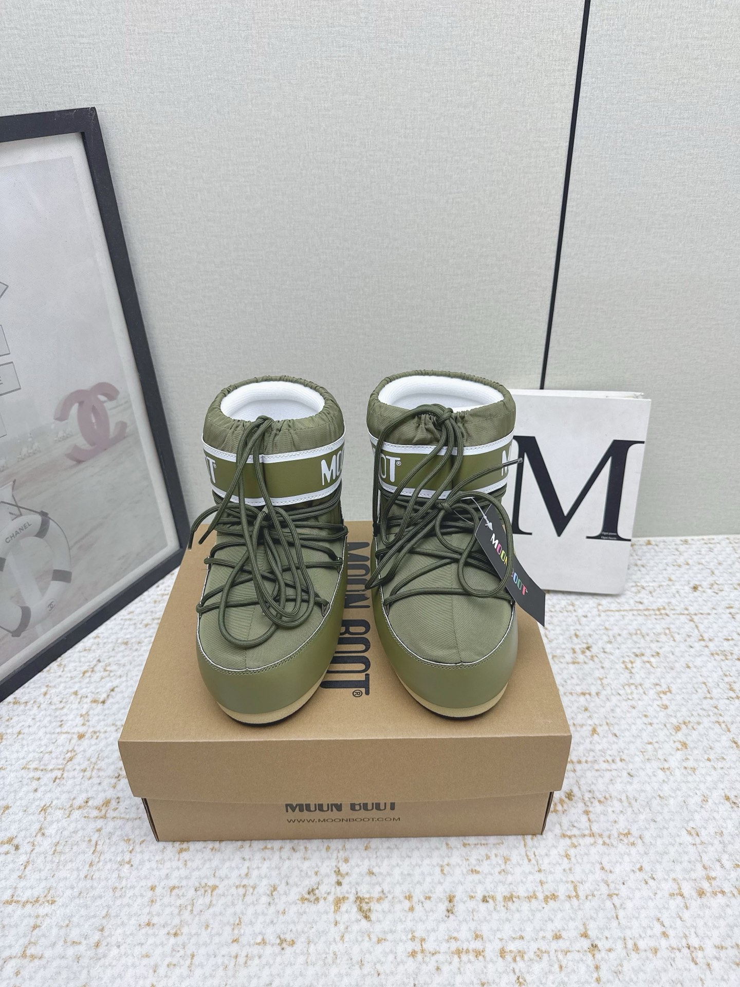 NO:611937,(Higher version) Moon Boot 2025 vs autumn and winter popular snow boots series... [Ugly Moon Snow Boots] Forget UGG, fashionable people are wearing Moon Boot snow boots. If you find it difficult to accept the revival of UGG, then there is now a more alternative snow boot that is back, with an inner height of 4 cm. That is the Moon Boot. It was already very popular in the millennium. Back then, Paris Hilton and Victoria Beckham  Celebrities often wear it, and now the Y2K trend is popular again. The same style is worn by young people in QQ shows, and the ugly snow boots that are shown by thousands of people have become popular again, regardless of men and women. They look slim and warm and easy to wear... Fabric: Original customized/cowhide/high mercerized waterproof cloth Lining: Original silk cotton liner Foot: Original silk cotton liner Outsole: Original molded two-color non-slip outsole  Bottom thickness: 4cm (including inner height increase) Number of yards: 35-40 (customized at 41.42.43) Packaging: original full set of packaging Color: official website updated simultaneously, snow boots, boots, cowhide19860909（高版本） Moon Boot2025vs秋冬季爆款雪地靴系列……【丑萌月亮雪地靴】 忘了UGG吧,时髦人都在穿Moon Boot雪地靴 如果你难以接受UGG的复兴 那现在有一款更另类的雪地靴又杀回来了,内增高4 cm 那就是Moon Boot月亮靴 在千禧年就已经非常火了 当年paris hilton、victoria beckham  等名人经常穿它,如今Y2K风潮再次流行,痞幼同款QQ秀穿搭,万人大秀的丑萌雪地靴重新翻红,不分男女不分左右,看着巨无霸巨显瘦还暖和好穿…… 面料: 原版定制/牛皮/高丝光防水布 内里: 原版丝绵内胆 垫脚: 原版丝绵内胆 大底: 原版开模双色防滑大底 底厚:4cm（含内增高） 码数:35-40（41.42.43定制） 包装:原版全套包装 颜色:官网同步更新,雪地靴,boots,cowhide,Women's Shoes