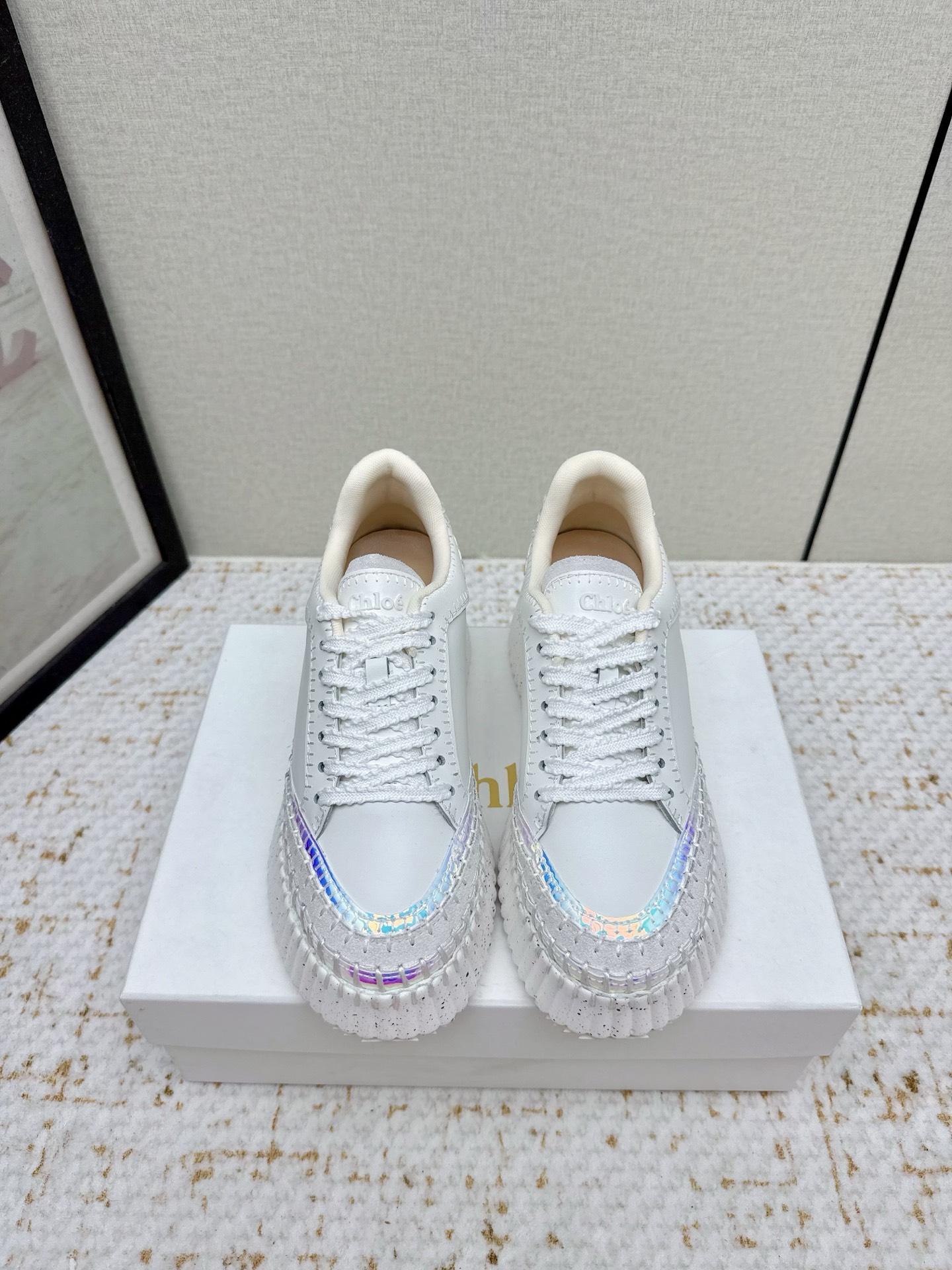 NO:612047,(Higher version) 2025ss Chloe's new casual shoes, spring and summer models, are popular in the entire fashion circle. The texture is refreshing and breathable and does not stink your feet. It is fashionable and simple, and is loved by goddesses. It is so beautiful!  There are 5 colors available as shown in the picture!  The upper is made of imported cowhide/Yangjing/hand-made edge. The lining is water-dyed cowhide/breathable and does not fade. The original sole is imported ultra-light rubber foam vacuum outsole (heel height 5cm) size35-42 (customized at 40.41.42), casual shoes/sports shoes, chloe, loewe, sneakers, cowhide, sheep19860909（高版本）  2025ss 蔻依Chloe专柜同步新款休闲鞋 春夏款广升 风靡整个时尚圈 质地清爽透气不焖脚 时尚简约范儿 女神都爱 美翻啦！如图5色可选！ 鞋面进口牛皮/羊京/手工打造沿边 内里水染牛皮/透气不掉色 鞋底原版进口超轻橡胶发泡抽真空大底（跟高5cm） size35-42（40.41.42定制）,休闲鞋/运动鞋,chloe,loewe,sneakers,cowhide,sheep,Women's Shoes