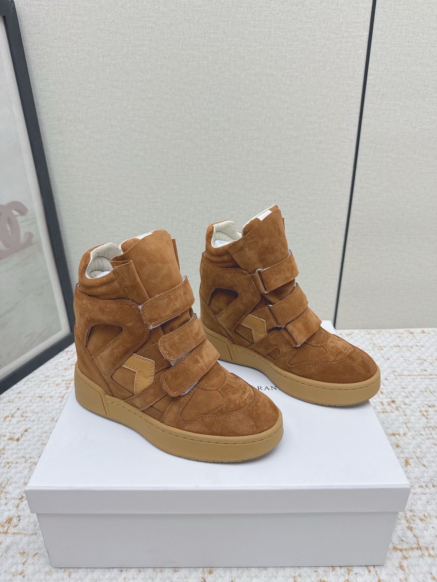 NO:612041,(Higher version) Isabel Marant BOBBY wedge casual shoes are the perfect encounter between exquisite craftsmanship and fashion style. Every needle and every thread is woven into a fashion legend. Every inch of leather tells the persistence of quality. Every pair of Isabel shoes is the epitome of the brand soul. It exudes a noble, mysterious and fashionable atmosphere, allowing you to stand out in the fashion wave. Counter packaging!  Upper cowhide/nubuck leather/leopard print, comfortable and breathable leather lining, original rubber sole, Size 35-42 (41.42 custom-made, non-refundable), snow boots, boots, cowhide19860909（高版本）  Isabel Marant伊莎贝尔 BOBBY坡跟休闲鞋  精致工艺与时尚风格的完美邂逅 每一针每一线,都编织的时尚传奇 每一寸皮革 都诉说着品质的执着 每一双伊莎贝尔的鞋子都是品牌灵魂的缩影 散发着高贵 神秘且时尚的气息 让你在时尚的浪潮中脱颖而出 专柜包装！ 鞋面牛皮/磨砂皮/豹纹 内里舒适透气真皮内里 鞋底原版橡胶底 Size35-42（41.42定做不退换）,雪地靴,boots,cowhide,Women's Shoes