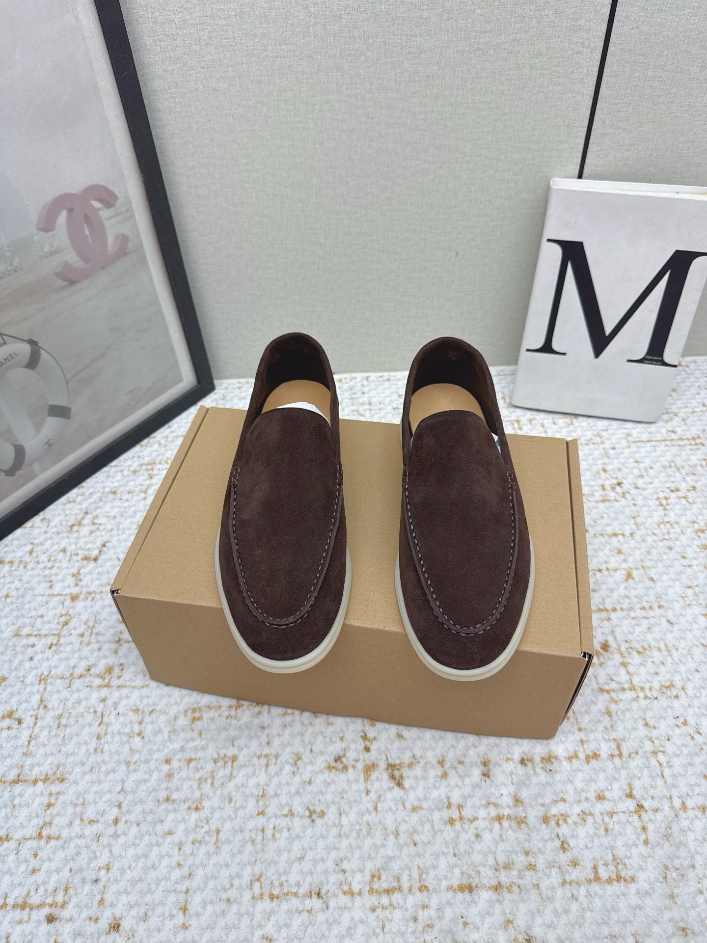 NO:611999,(Higher version) Lp classic white-soled shoes Men's Loro* Piana fetal cow leather upper, the leather lining is fine and soft, classic white bottom, soft and light, very supportive size39-47 (45-46-47 customized) Airplane box Note that the size of this model is one size larger for export, loafers, loro piana, loro piana, loafers, cowhide19860909（高版本） Lp 经典白底鞋 男款 Loro* Piana胎牛牛皮鞋面,牛皮内里质地细腻柔软舒 经典白底,软糯轻盈,支撑感很足 size39-47（45-46-47定做） 飞机盒 注意此款码数外销码数偏大一码,乐福鞋,loro piana,loro piana,loafers,cowhide,Women's Shoes