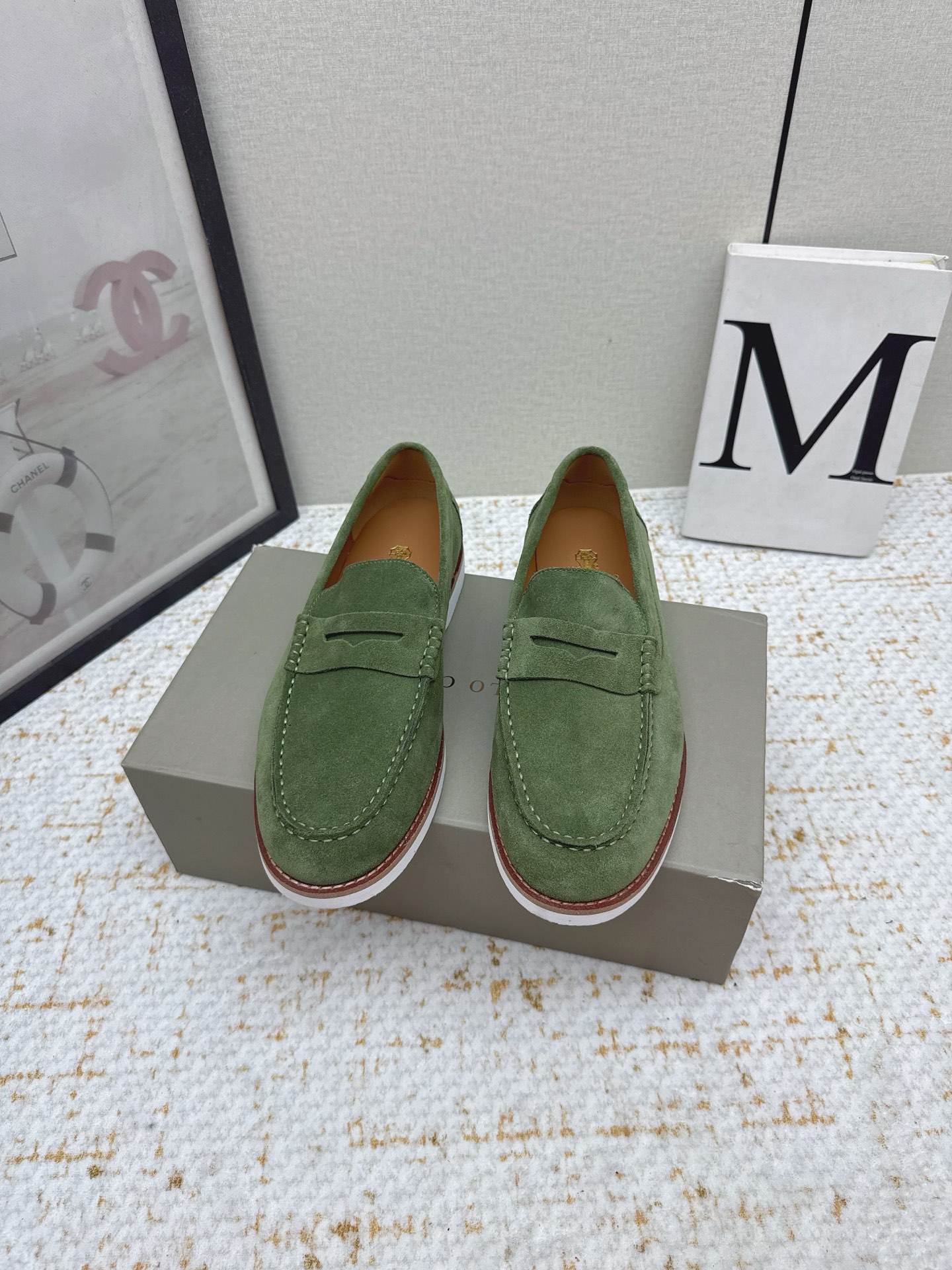 NO:612003,(Higher version) Brunello Cucinelli 25ss new spring and summer loafers and single shoes. BC is a well-known Italian brand with minimalist style and handmade bead chain accessories!  Retro and high-end!  Simple and elegant, it is a very attractive style!  The king of advanced jokers, completely irresistible!  The feet feel very good and comfortable!  It looks ordinary, but looks slim and handsome!  Not limited to any occasion, daily work, fashionable and capable!  No matter it is paired with skirts, trousers, or windbreakers, it is very versatile!  Super eye-catching!  Suitable for spring, summer, autumn and winter all year round. Original imported cow head fabric, cowhide lining, original molded outsole Size 38-47 (38, 45, 46, 47 customized, non-returnable), loafers, brunello cucinelli, loafers, skirts, cowhide19860909（高版本） Brunello Cucinelli 25ss 春夏新款 乐福鞋 单鞋 BC是意大利知名品牌,极简主义风格,纯手工串联珠链配饰！复古又高级！简约又大气,属于非常耐看的款式！ 高级百搭之王,完全没有抵抗力！脚感很好很舒服！看起来平平无奇,穿起来又瘦又帅！ 不局限任何场合,日常工作、时尚又干练！不管搭配 裙装、裤装、风衣大衣、都非常百搭！超级耐看！一年四季春夏秋冬皆适宜. 面料原版进口牛头层 内里牛皮里 大底原版开模大底 Size38-47（38,45,46,47定做不退换）,乐福鞋,brunello cucinelli,loafers,skirts,cowhide,Women's Shoes