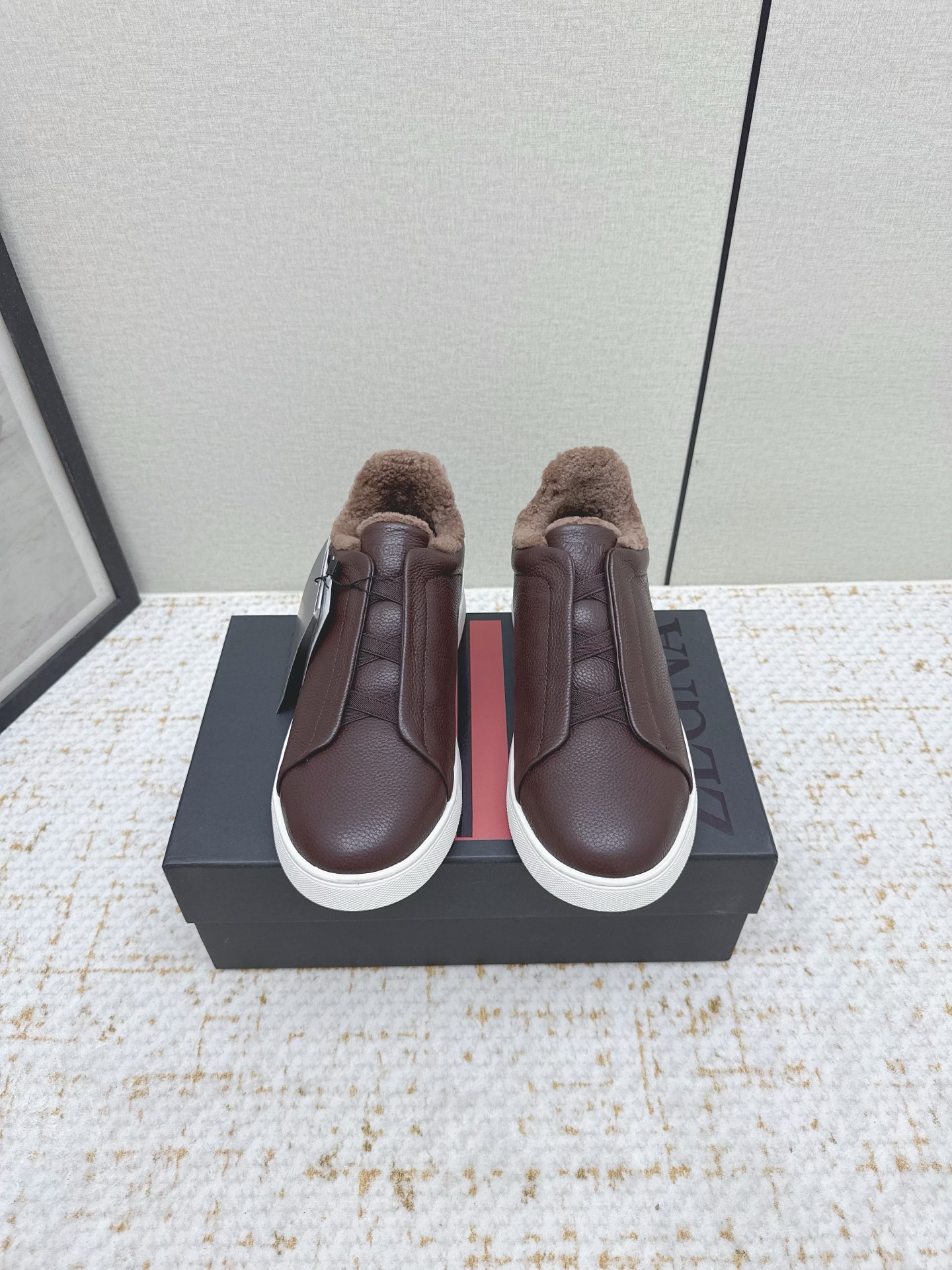 NO:611993,(Higher version) Star Wu Lei's same ZEGNA Zegna 25 autumn and winter new low-top men's genuine wool-lined casual shoes, wool boots, wool shoes, cotton shoes, leather shoes, white shoes, TripleStit men's slip-on luxury casual shoes, white shoes, men's shoes, original version one to one!  The fabric is first layer of cowhide, the lining is genuine wool, the size is 39-46 (custom-made for 45/46). Please note the size of leather shoes. Please note that customization can be made by private message without standard, casual shoes/sports shoes, zegna, boots, sneakers, cowhide.19860909（高版本）  吴磊明星同款ZEGNA杰尼亚25秋冬新款低帮男士真羊毛里休闲鞋毛靴毛鞋棉鞋,皮鞋小白鞋 TripleStit男一脚蹬套穿奢华休闲鞋板鞋小白鞋男鞋皮鞋,原版一比一！ 面料头层牛皮 内里真羊毛里 码数39-46（45/46定做） 本款是皮鞋尺码注意哟 注可定做无标私聊,休闲鞋/运动鞋,zegna,boots,sneakers,cowhide,Women's Shoes