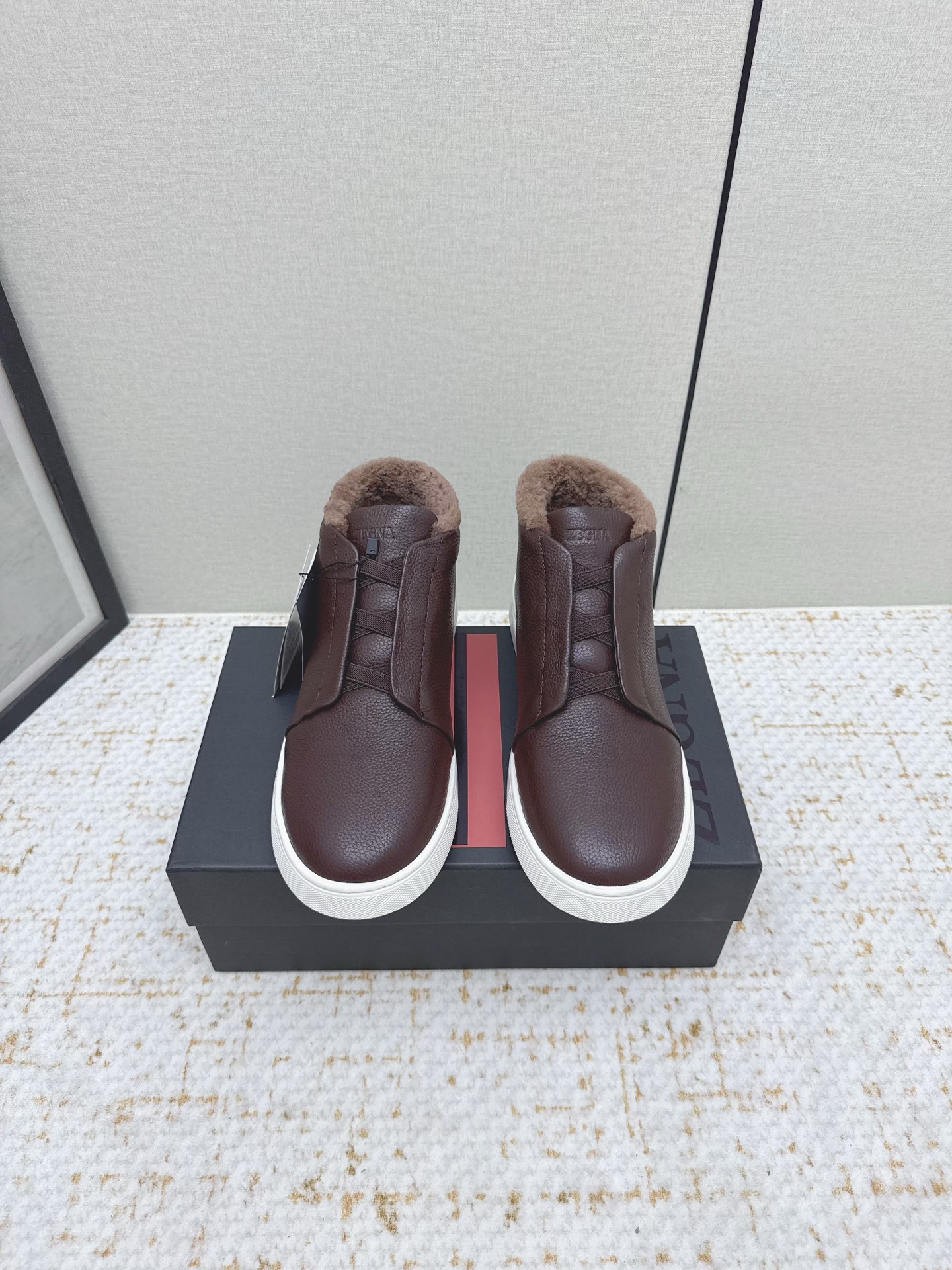NO:611996,(High version) Star Wu Lei's same ZEGNA Zegna 25 autumn and winter new high-top men's genuine wool-lined casual shoes, fur boots, wool shoes, cotton shoes, leather shoes, white shoes, TripleStit men's slip-on luxury casual shoes, white shoes, men's leather shoes, original version one to one!  The fabric is first layer of cowhide, the lining is genuine wool, the size is 39-46 (custom-made for 45/46). Please note the size of leather shoes. Please note that customization can be made by private message without standard, casual shoes/sports shoes, zegna, boots, sneakers, cowhide.19860909（高版本） 吴磊明星同款ZEGNA杰尼亚25秋冬新款高帮男士真羊毛里休闲鞋毛靴毛鞋棉鞋,皮鞋小白鞋 TripleStit男一脚蹬套穿奢华休闲鞋板鞋小白鞋男鞋皮鞋,原版一比一！ 面料头层牛皮 内里真羊毛里 码数39-46（45/46定做） 本款是皮鞋尺码注意哟 注可定做无标私聊,休闲鞋/运动鞋,zegna,boots,sneakers,cowhide,Women's Shoes