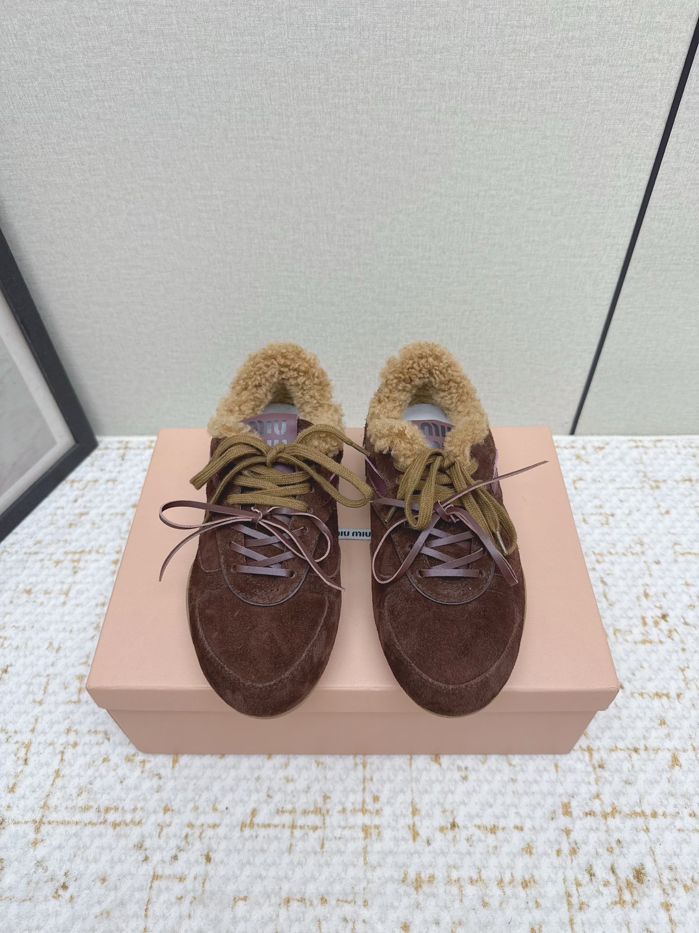 NO:611978,(Higher version) MiuMiu's latest catwalk style retro furry shoes, Dexun shoes, the most photographed item in the official show. Many celebrity fashion bloggers are cultivating. Miu style is still as popular as ever. Fashionable and versatile, it can be salty or sweet. It is super age-reducing whether worn barefoot or with socks. Super invincible and versatile. Imported retro calfskin upper, real wool lining, original rubber outsole Size 35-40 (40)  Customized (non-returnable), casual shoes/sports shoes, fur shoes, miumiu, sneakers, cowhide, socks19860909（高版本） MiuMiu缪缪最新走秀款复古毛毛鞋 德训鞋 官方秀场出镜率最高的单品 超多明星时尚博主种草 miu系穿搭还是一如既往的火 时髦百搭即可咸又可甜 无论光脚穿还是搭配袜子穿都超级减龄 超级无敌百搭 鞋面进口复古小牛皮 内里真羊毛 鞋底原版橡胶大底Size35-40（40 订做不退换）,休闲鞋/运动鞋毛毛鞋,miumiu,sneakers,cowhide,socks,Women's Shoes