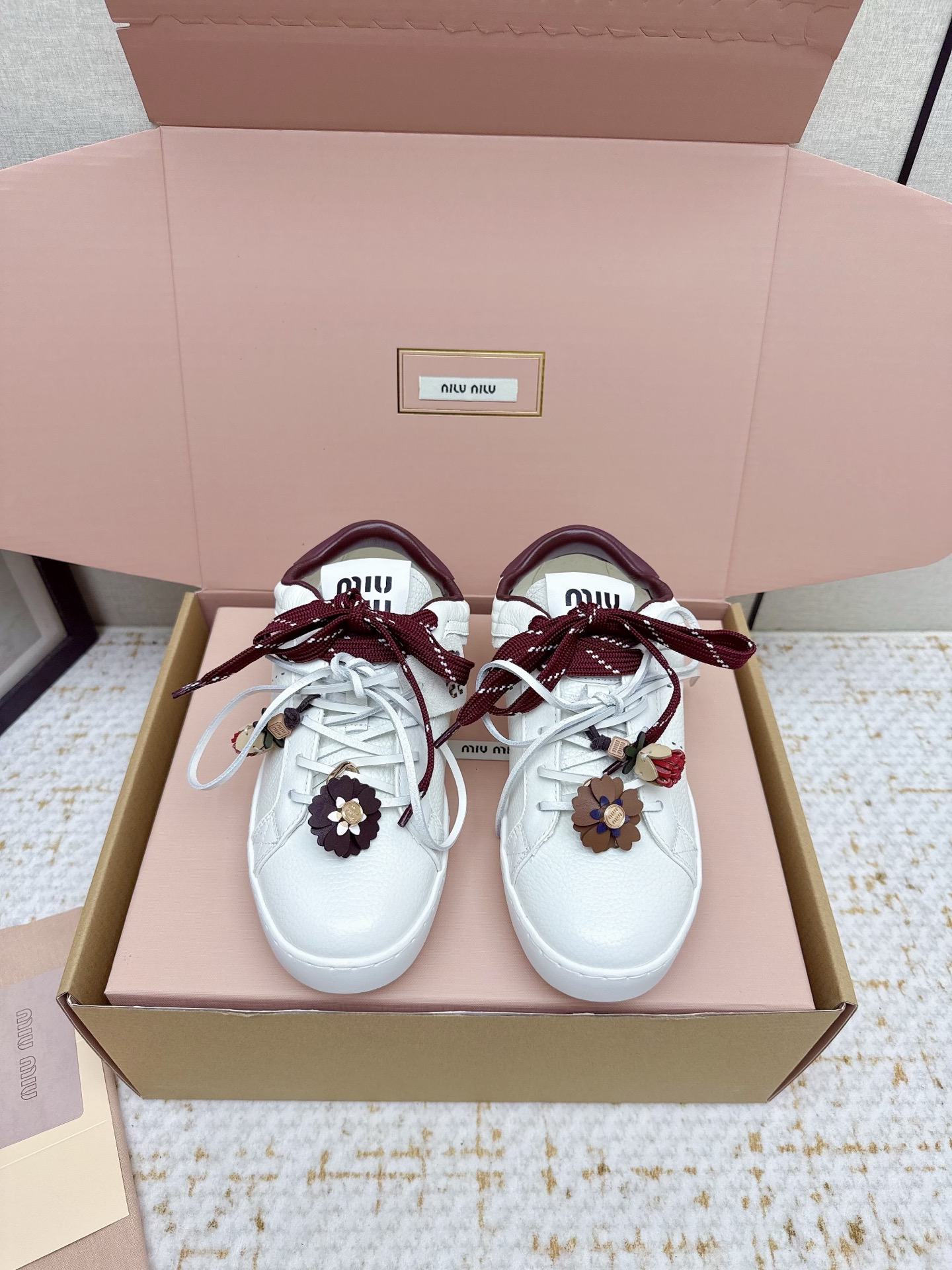 NO:611985,(Higher version) Miu Miu 26ss Miu Miu thin biscuit sole Spring and summer new British style lace-up White shoes show unique color rubbing process close-up of details from the series New season trend element 1 The concept of love at the moment Multi-collision Conveys modern style~ Looks good no matter how you wear it This summer’s fashionista’s favorite Does not look very comfortable Super comfortable on the feet Original cowhide material Original sheepskin lining Outsole Rubber outsole Size 35-40 (40  41. Customized items are non-refundable), casual shoes/sports shoes, miumiu, sneakers, cowhide, sheepskin19860909（高版本）  Miu Miu 26ss 缪缪薄底饼干底 春夏新款英伦风系带 小白鞋秀场适当独一无二的擦色工艺工艺来自系列的细节特写 新季的潮流要素一 此刻挚爱的概念 多元对撞 传达现代风格~ 怎么穿都好看今夏时髦精最爱 看起来不怎么舒服 上脚超级舒服 面料原版牛皮 内里原版羊皮 大底橡胶大底 Size35-40（40 41.订做不退换）,休闲鞋/运动鞋,miumiu,sneakers,cowhide,sheepskin,Women's Shoes