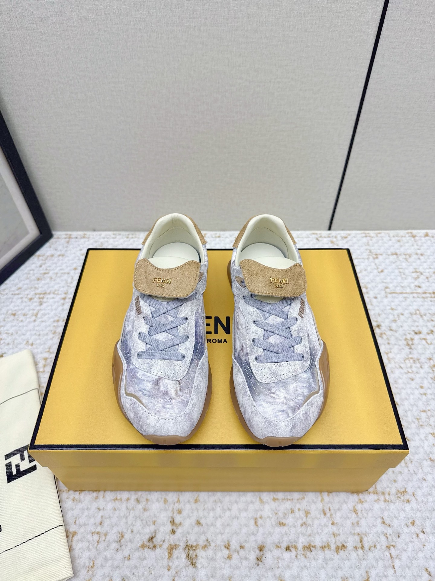 NO:611989,Men and women (high version) Fendi new product delivery - Dexun women's shoes. The new women's Dexun shoes have arrived in November. They are the gods of exquisite atmosphere! The apricot-colored embossed box bag, gold buckle + tassel details are noble and playful. There is also this pair of Dexun shoes, with horse hair tongue + retro shoe shape, which is very fashionable when worn together. The exquisite and lazy atmosphere is directly welded to the body, making it a walking fashion pictorial. That's right~ #Fendi #德 training shoes  Suede with a suede texture, the asymmetrical upper is an ode to Fendi's tradition of fluidity and lightness, with smooth lines and stitching reminiscent of ripples in the water. The sole is inspired by the inlay pattern of the 'Astuccio' fur, a unique feature that sets it apart from any other of our sneakers.19860909女男（高版本） Fendi新品速递--德训女鞋11月新品女士德训鞋到货,是精致氛围感的神! 奶杏色压纹盒子包,金扣+流苏细节显贵又俏皮 还有这双德训鞋,马毛鞋舌+复古鞋型,时髦感拉满套搭下来,精致慵懒的氛围感直接焊在身上了是行走的时尚画报没错了~#Fendi #德训鞋 绒面搭配麂皮的质感不对称的鞋面通过流畅的线条和缝线设计让人想起水中的涟漪是对Fendi流畅和轻盈传统的颂歌 鞋底的灵感源自“Astuccio”皮草的镶嵌图案,这一独特的特点使其有别于我们的任何其他运动鞋 新品们 真好看看的人心暖暖的! 码数35-44,休闲鞋/运动鞋,fendi,sneakers,chamois leather,Women's Shoes