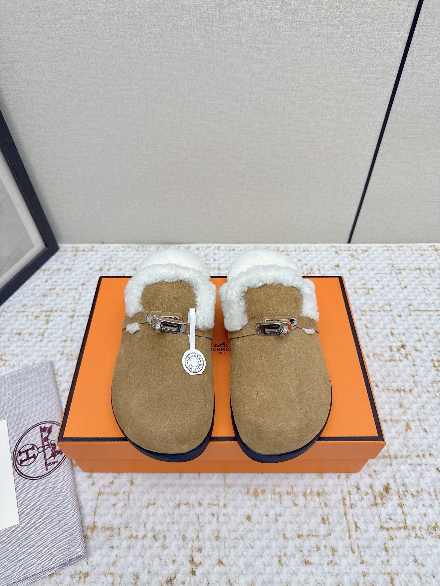 NO:612037,(Higher version) H classic semi-fleece slippers, calfskin shoes, with classic palladium-plated Kelly shoe buckles and lambswool, creating an everyday elegant style. Upper sheepskin leather and lambswool, code number 36-46 (42 for women, 38.45.46 for men, custom-made and non-refundable), semi-furry shoes, slippers, cowhide, sheep19860909（高版本）  H经典半拖毛拖鞋 小牛皮鞋,搭配经典镀钯Kelly鞋扣和羊羔毛一体,打造日常优雅风范 鞋面羊猄皮羊羔毛 码数36-46（女42 男38.45.46定做不退换）,半拖毛毛鞋,slippers,cowhide,sheep,Women's Shoes