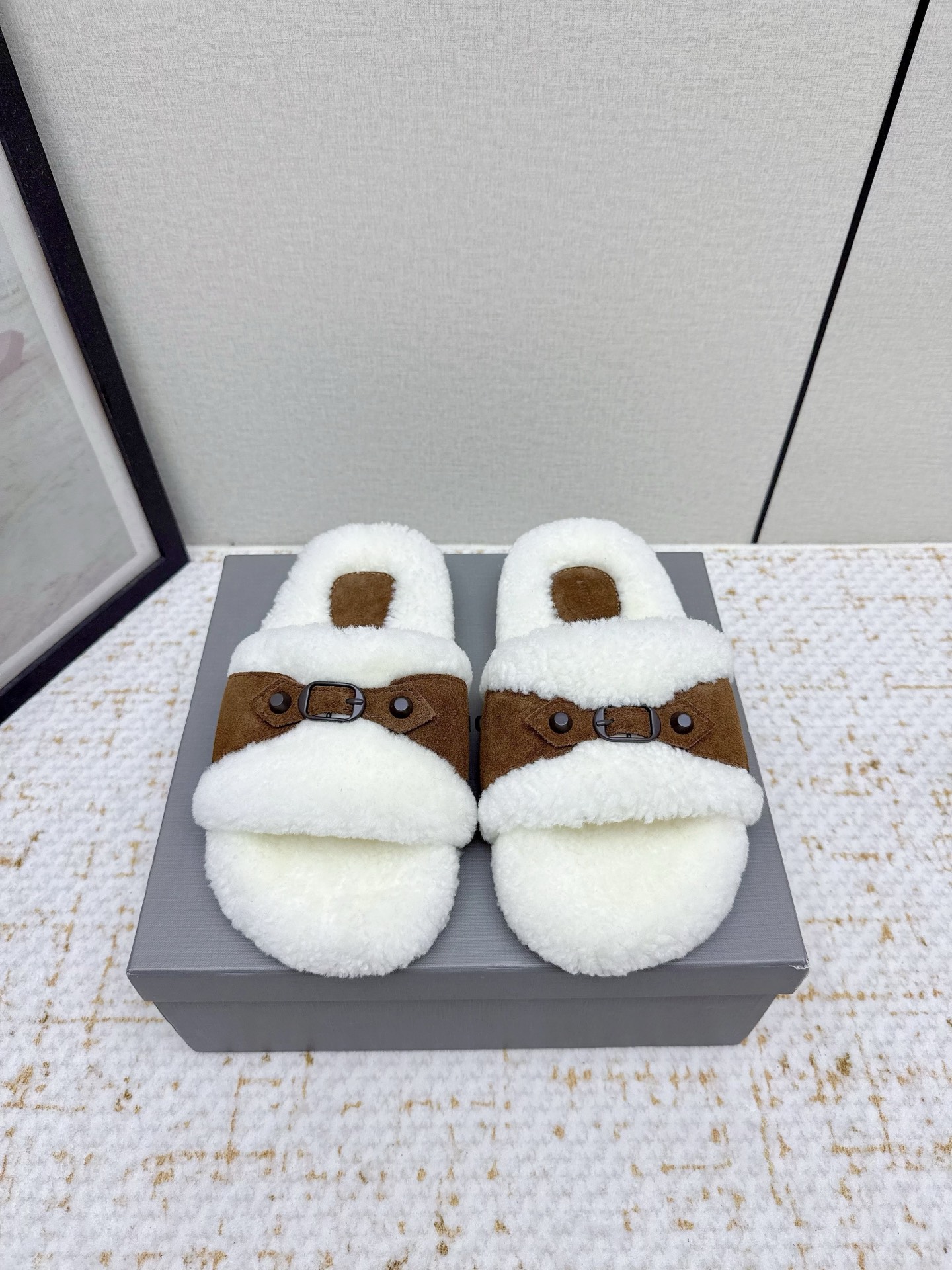 NO:611980,(Higher version) Balenciaga 25/FW new autumn and winter wool slippers, classic buckled rivet wool slippers. This unique design uses straps and elements as highlights. Not only can it fit firmly on the foot, but the tightness can also be adjusted at will. In terms of details, the brand's iconic old hardware runs throughout, cleverly creating a retro wear effect and highlighting your personality. It is paired with thick toothed rubber soles. It not only ensures the comfort of wearing, but also strengthens the overall sense of fashion and visibility. It is undoubtedly a fashion item not to be missed this season. It will add a unique charm to fashion enthusiasts' outfits and lead a new round of fashion. Fabric: nubuck leather, lining wool, outsole, molded rubber outsole, Size#35-40 (custom-made for 40, non-returnable), fur shoes and slippers, balenciaga, balenciaga, slippers19860909（高版本） Balenciaga巴黎世家25 / FW秋冬新款 羊毛拖鞋经典的搭扣铆钉毛拖鞋 这款在设计上独具匠心 以绑带与元素作为亮点 不仅能将稳固贴合于足部 更可随心调节松紧 在细节处理上 品牌标志性的做旧五金件贯穿始终 巧妙营造出复古磨损效果,彰显个性态度搭配厚实的齿状橡胶鞋底 既保证了穿着的舒适度,又强化了整体的时尚感与辦识度无疑是本季不容错过的时尚单品,它将为时尚爱好者们的穿搭增添别样魅力,引领新一轮的潮流风尚. 面料磨砂皮 内里羊毛 大底开模橡胶大底 Size#35-40（40定做不退换）,毛毛鞋拖鞋,balenciaga,balenciaga,slippers,Women's Shoes