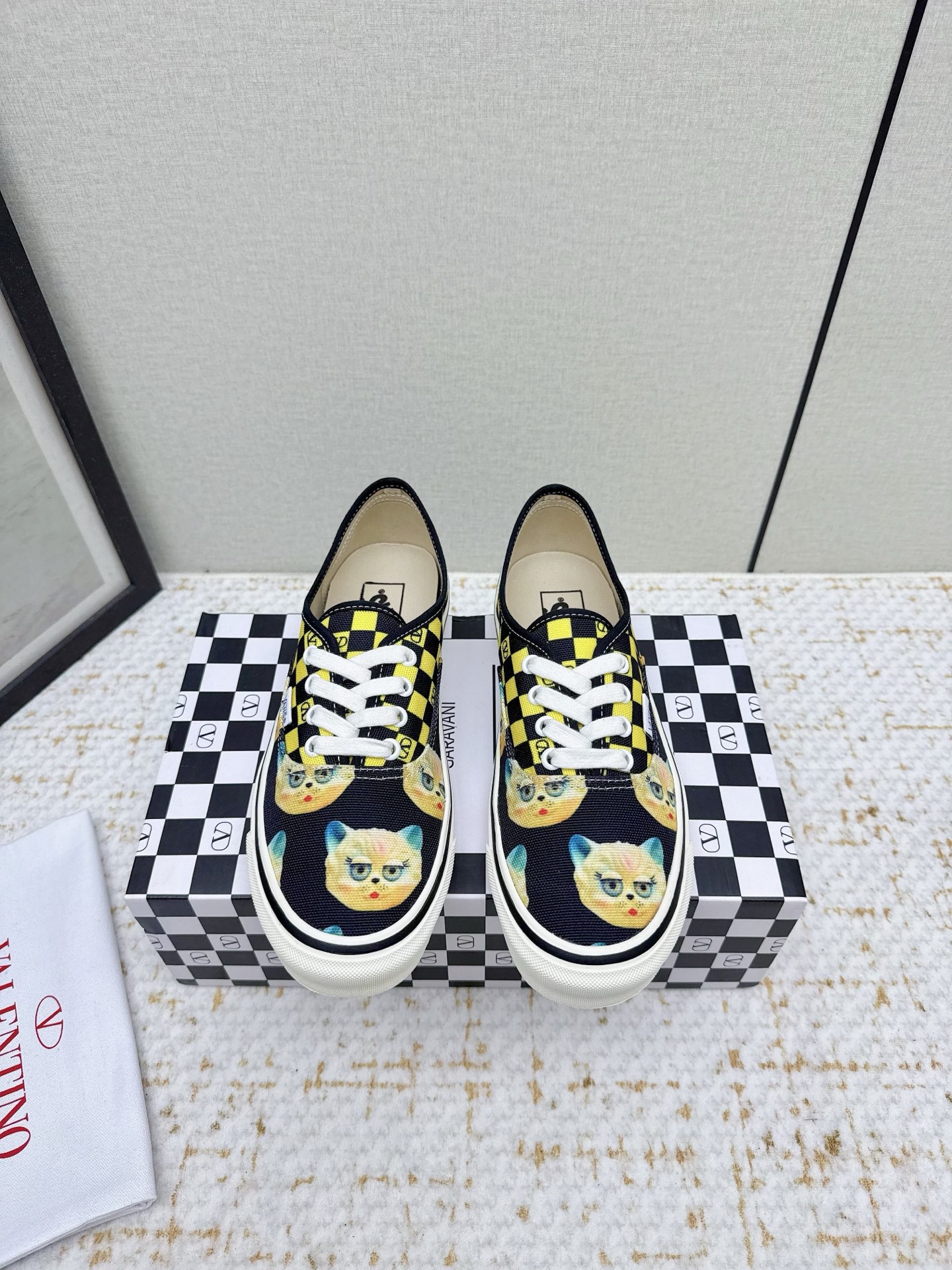 NO:611975,(Higher version) ValentinoWans co-branded Valentino and Vans released new co-branded sneakers, integrating Valentino’s Italian high-definition aesthetics and Vans’ free and authentic spirit, giving classic shoes a personality that spans the ages. Many stars - Jolin Tsai, Yang Zi, Liu Wen, Ma Boquan, Cui Xiubin, Freen, Song Zuer, Lin JJ, Zel, Cecilia Cheung, Shark, Xin Yunlai... the same style.  Sizes for women are 35-42 (41.42 is custom-made and non-returnable) Men’s models are 39-46 (45.46 is custom-made and is non-refundable), casual shoes/sports shoes, valentino, valentino, sneakers19860909（高版本）  ValentinoWans联名华伦天奴携手 Vans 发布全新联名运动鞋 融合 Valentino 意式高定美学与 Vans 自由本真精神 赋予经典鞋履跨越时代的个性张力 超多明星——蔡依林.杨紫.刘雯.马柏全.崔秀彬.freen.宋祖儿.林俊杰.zel.张柏芝.shark.辛云来……同款 码数女款35-42（41.42定做不退换） 男款39-46（45.46定做不退换）,休闲鞋/运动鞋,valentino,valentino,sneakers,Women's Shoes