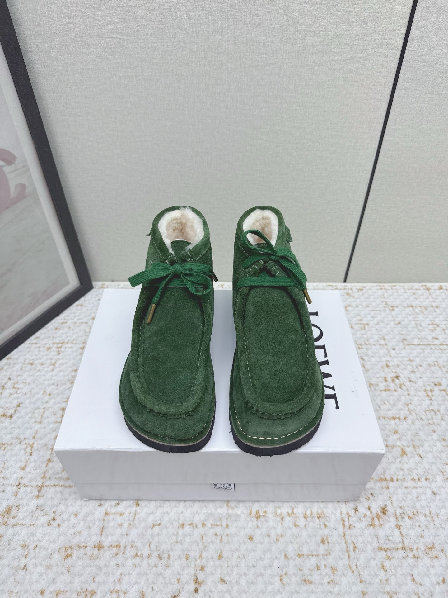 NO:611970,(Higher version) L*OEWE Luo*Yiwei 25 vs the latest popular casual series in autumn...Yang Mi's same style of simple loafers, large-toe casual shoes and round-toe shoes, without any complicated decorations, pure and minimalist, comfortable without losing the retro literary and artistic temperament, worth buying. No matter how fashion changes, loafers have always been one of our must-have styles. The simple and thoughtful shoe design is very suitable for daily wear with a bit of British style!  Fabric: original customized cow lining: original customized wool Foot pad: original customized wool Outsole: original open mold foam combination outsole Size: 35-39 (40. customized), loafers, fur shoes, loafers19860909（高版本）  L*OEWE罗*意威25vs秋季最新王炸爆款休闲系列…… 杨幂同款简约乐福鞋大头休闲鞋圆头单鞋 没有任何繁杂装饰,纯粹极简,舒服又不失复古文艺气质,值得入手 无论时尚怎么变,乐福鞋一直是咱们的必入款之一 简约而又有心机的鞋款设计,非常适合日常穿搭有点英伦风的调性！ 面料:原版定制牛猄 内里:原版定制羊毛 垫脚:原版定制羊毛 大底:原版开模发泡组合大底 码数:35-39（40.定制）,乐福鞋毛毛鞋,loafers,Women's Shoes