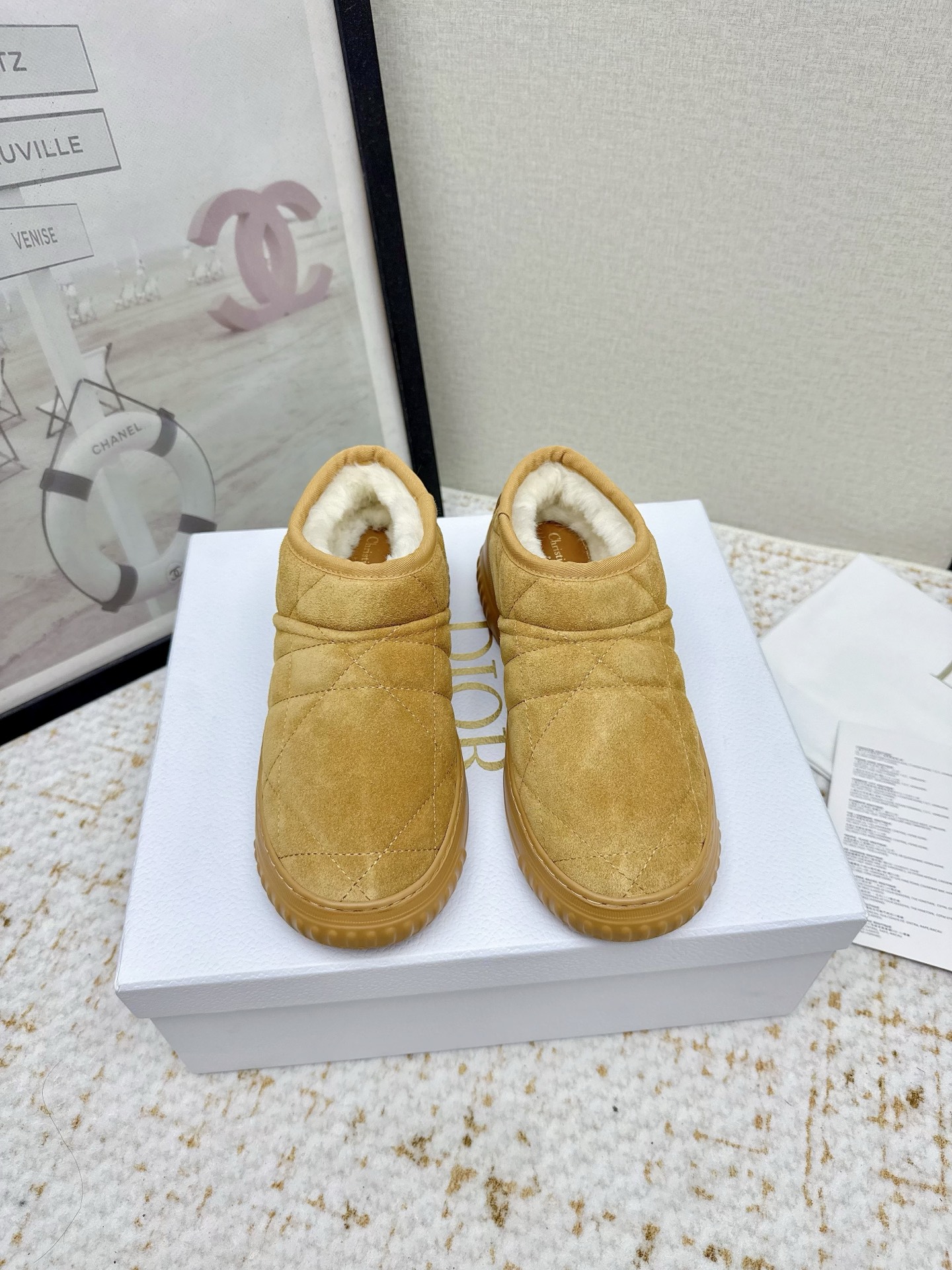 NO:611962,(Higher version) DIOR Dior VS Autumn and Winter new catwalk model original replica, the details are completely different, the new retro technology electric embroidery weathervane, eye-catching time, simple and versatile... The fabric is original customized cow suede, the lining is original customized wool, the feet are original customized wool, the outsole is original molded outsole, the size is 35-39 (40.41 customization is not returnable), snow boots, dior, dior, boots19860909（高版本） DIOR迪奥vs秋冬全新走秀款原版复刻,细节完全区别,全新复古科技电绣风向标,时间抢眼,简约百搭不平凡…… 面料原版定制牛反绒 内里原版定制羊毛 垫脚原版定制羊毛 大底原版开模成型大底 码数35—39（40.41定制不退换）,雪地靴,dior,dior,boots,Women's Shoes