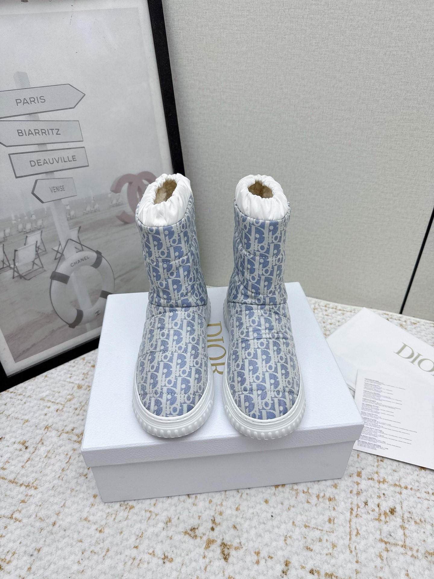 NO:611965,(Higher version) Dio.r. D’s 2025 vs Autumn and Winter King’s explosive snow boots are fully upgraded... Chubby, so cute and cute →_→ From the DiorAlps limited series, unique. Shiny nylon Oblique  Printed uppers are combined to create an ideal fit. The technical fabric of the boot shaft and the short-cut version can be worn in the city or in the mountains. It makes the calf thinner, taller, warmer and concave. The boot shaft and sole are made of original waterproof padded lining... Fabric: Original custom-made technical jacquard fabric. Lining: Original custom-made pure wool. Foot pads: Original custom-made pure wool. Outsole: Original open-molded rubber foam molding sole. Packaging: Original full set of packaging.  Size: 35-39 (40.41. Customization is not returnable), snow boots, dior, loro piana, dior, boots19860909（高版本） Dio.r. D家2025vs秋冬王炸款雪地靴全面升级…… 胖墩墩的,好看可爱到爆炸 →_→来自 DiorAlps 限定系列,别具一格.闪亮尼龙 Oblique 印花鞋面搭配交汇,打造理想的贴合度,靴筒科技面料,短筒版型,在都市或山地均可穿着,显小腿细,又增高,保暖又凹造型,靴筒和鞋底用原防水效果的加垫里料…… 面料:原版定制科技提花布料 内里:原版定制纯羊毛 垫脚:原版定制纯羊毛 大底:原版开模橡胶发泡成型底 包装:原版全套包装 码数:35-39（40.41.定制不退换）,雪地靴,dior,loro piana,dior,boots,Women's Shoes