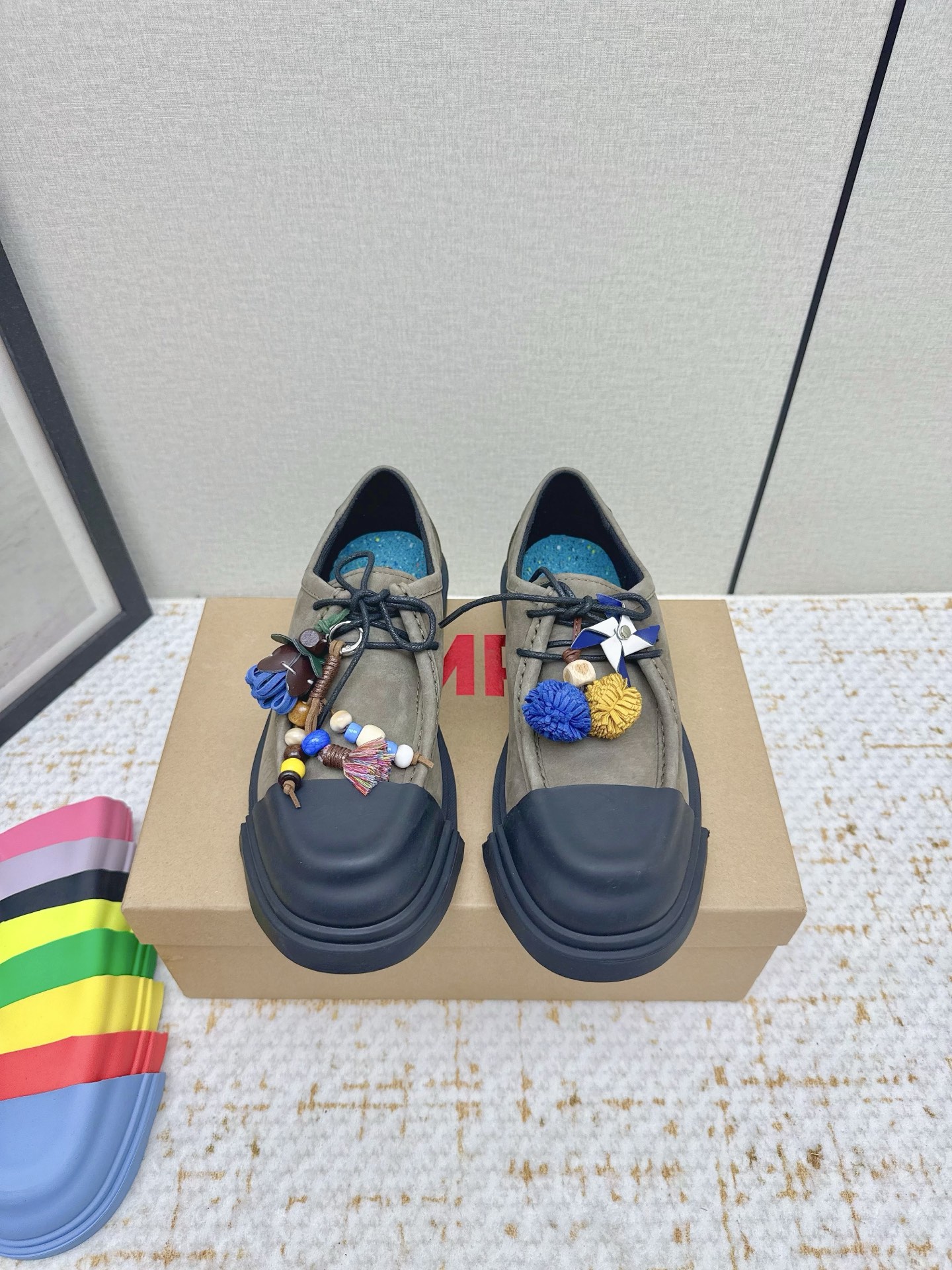 NO:611951,(High version) Camper Spanish trendy brand 25 vs autumn new casual series... The original version is made one to one, the original molded removable rubber head, contrasting color craftsmanship, the Derby shoes are super Camper Derby shoes, the detachable toe cap can be matched at will, very eye-catching. Every color is beautiful, all the details are in place, and the foot is super comfortable... The fabric is original custom cowhide, the lining is original custom sheepskin, the foot pad is the original color high-elastic latex outsole, the original mold is super soft molded sole  Size 35-44 (40 for women and 45 for men, no return or exchange) Original full package, loafers, loafers, cowhide, sheepskin19860909（高版本）  Camper西班牙潮牌25vs秋季新款休闲系列…… 原版一比一打造,原版开模可拆卸式胶头,撞色工艺,德比鞋超级Camper 德比鞋,可拆卸鞋头套随意搭配,非常亮眼.每个配色都很好看,所有细节到位,上脚超级舒服…… 面料原版定制牛皮 内里原版定制羊皮 垫脚原版彩色高弹乳胶 大底原版开模超软成型底 码数35-44（女40.男45定制不退换） 包装原版全套包装,乐福鞋,loafers,cowhide,sheepskin,Women's Shoes