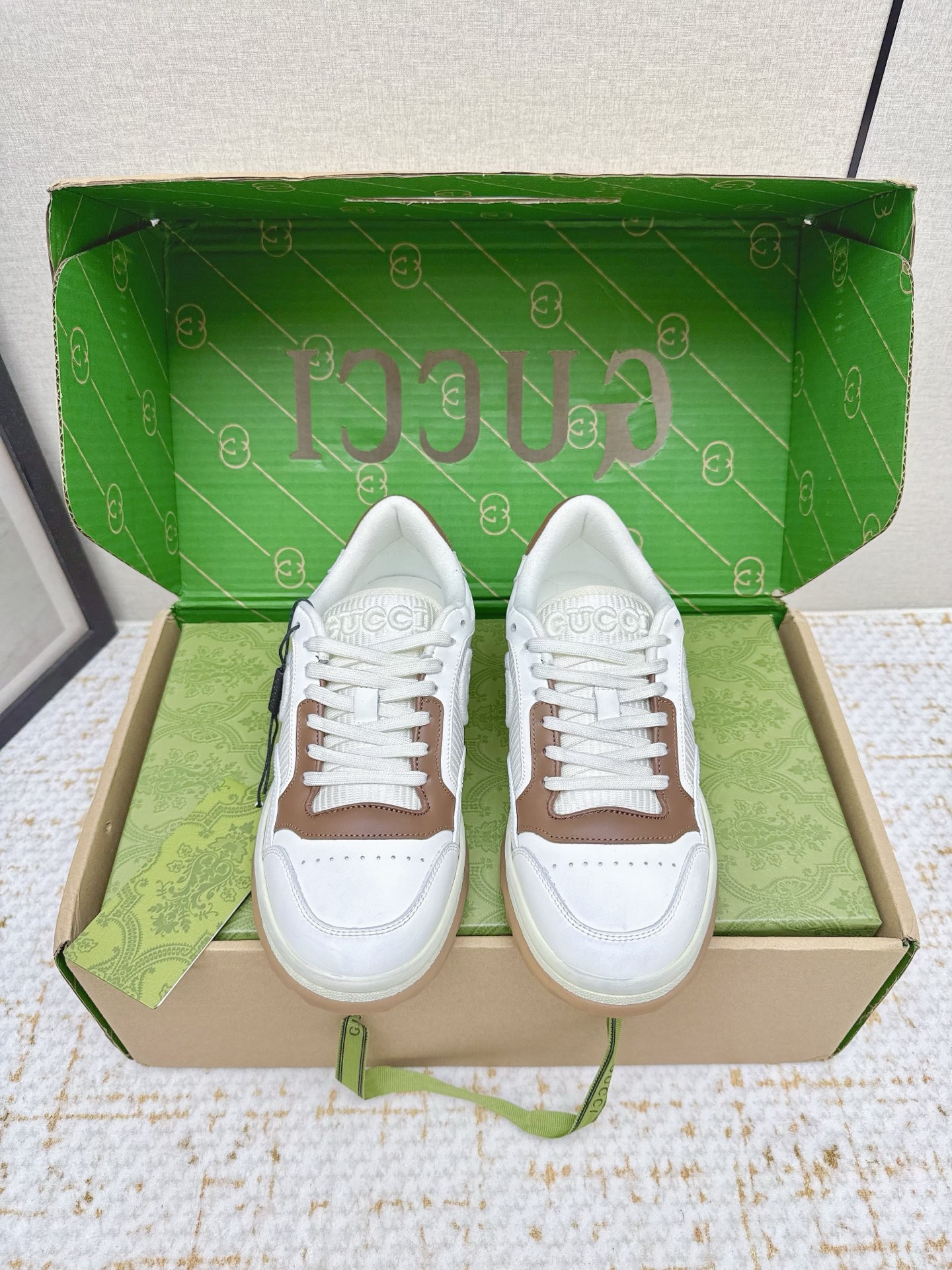 NO:612021,(Higher version) Gucc*i Gucci's latest hot model MAC80 sneakers, couple models, casual, retro, distressed, dirty shoes, small dirty shoes, white shoes, original purchase, development, production. Gucci MAC80 new hot model series. The exquisite and compact interlocking double G logo romantically interprets the aesthetic concept of this series. It is made of off-white leather, retro inspiration is cleverly integrated into the sneaker design, and the brand logo is reinterpreted. The fabric is original custom-made imported first-layer cowhide.  Original custom-made imported breathable mesh lining, original molded two-color TPU outsole, sole thickness 3CM, size women's 35-40 / men's 39-45, casual shoes/sports shoes, gucci, gucci, sneakers, cowhide19860909（高版本） Gucc*i古驰最新爆款MAC80 运动鞋 情侣款 休闲 复古 做旧 脏脏鞋 小脏鞋 小白鞋 原版购入开发 做货 古驰MAC80全新爆款系列 精致小巧的互扣式双G标识浪漫诠释此系列的美学理念.选用米白色皮革,复古灵感巧妙融于运动鞋设计,焕新演绎品牌标识 面料原版定制进口头层牛皮 内里原版定制进口透气网里 大底原版开模双色TPU大底 底厚3CM Size女款35-40 / 男款39-45,休闲鞋/运动鞋,gucci,gucci,sneakers,cowhide,Women's Shoes