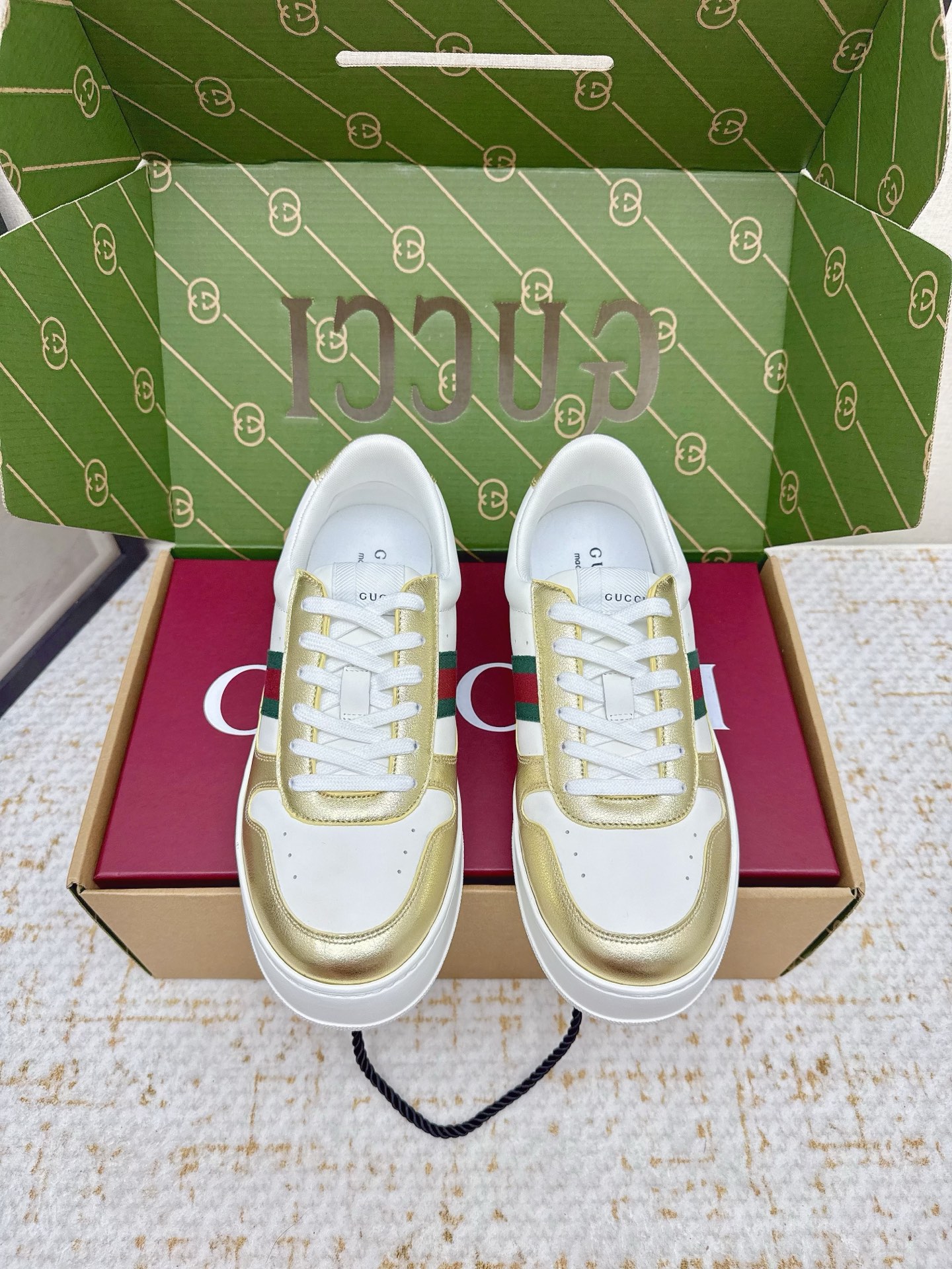 NO:612033,(Higher version) Gucci Gucci 25/ Classic new color, white shoes, biscuit shoes, incomparably good-looking and easy-to-wear biscuit shoes, very versatile and super light, full of retro feel with thick soles, everyone loves it ~ Fabric: Original custom imported cowhide, punching process, lining: water-dyed sheepskin lining, outsole: exclusive molded TPU outsole Size:  #35-45 (40 for women and 45 for men, customized), casual shoes/sports shoes, gucci, gucci, sneakers, cowhide, sheepskin19860909（高版本）  Gucci 古驰 25/ 经典款新色 小白鞋 饼干鞋 无敌好看又好穿的饼干鞋 很百搭又超级轻 复古感十足搭配厚底 谁都爱~ 面料: 原版定制进口牛皮 冲孔工艺 内里: 水染羊皮里 大底: 独家开模的TPU大底 Size: #35-45（女40.男45定做）,休闲鞋/运动鞋,gucci,gucci,sneakers,cowhide,sheepskin,Women's Shoes