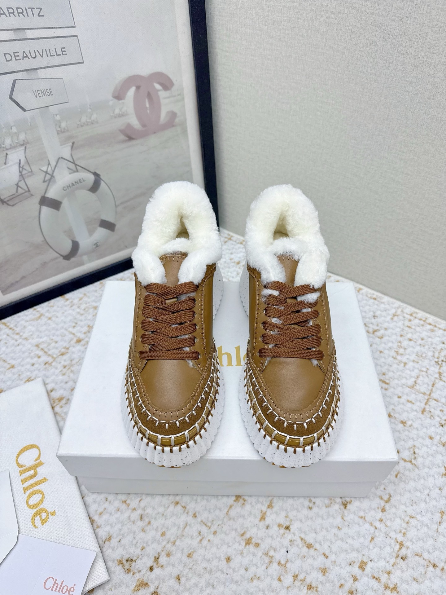 NO:612015,(Higher version) Chloe 25/ Winter new Nama wool lining, thick-soled white shoes, casual shoes, original soles, all hand-threaded, all positions are just right, Internet celebrity hot style, top leisure vacation series. Big celebrities and Internet celebrities unanimously pursue this style, and it is even out of stock. It is hard to find. An indispensable single-piece slipper, which is very attractive and fashionable sports style on the feet. Show your elegance, lightness, slimming and white feet in your way. Fabric imported cowhide  Inner lining: Original wool lining, outsole, rubber outsole/super light wear-resistant velvet combination Size#35-40 (40 orders are not returnable), casual shoes/sports shoes, chloe, loewe, sneakers, slippers, cowhide19860909（高版本） Chloe 克洛伊/蔻依 25/ 冬季新款 Nama 羊毛里 厚底小白鞋 休闲鞋 原版鞋底,全手工穿线,所有的位置刚刚好 ,网红爆款,顶级休闲度假系列 大咖网红一致追求此款,更是断货一度难求 不可缺少的单品拖鞋,上脚极具吸引时髦运动风尚,以你的方式彰显你的优雅、轻便、显瘦、显脚白 面料进口牛皮 内里: 原版羊毛里 大底橡胶大底/超轻耐磨绒组合 Size#35-40（40订做不退换）,休闲鞋/运动鞋毛毛鞋,chloe,loewe,sneakers,slippers,cowhide,Women's Shoes